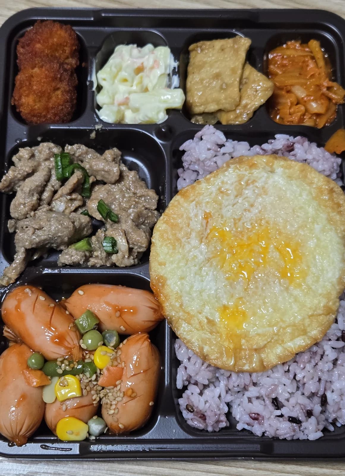 Bento coreano completo con otto scomparti vista dall alto