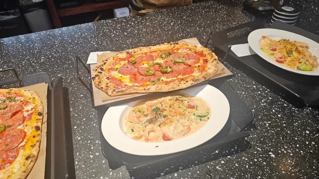 포레스트 아웃팅스 픽업대에서 나온 페퍼로니 할라피뇨 피자 클로즈업 | 하이제이에스비