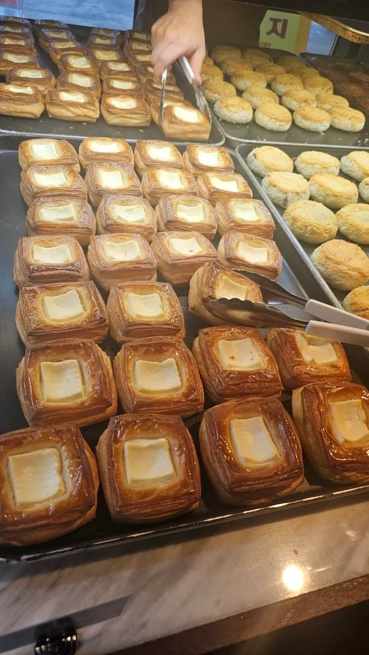 포레스트 아웃팅스 베이커리 진열대 소시지 크루아상과 페이스트리류 | 하이제이에스비