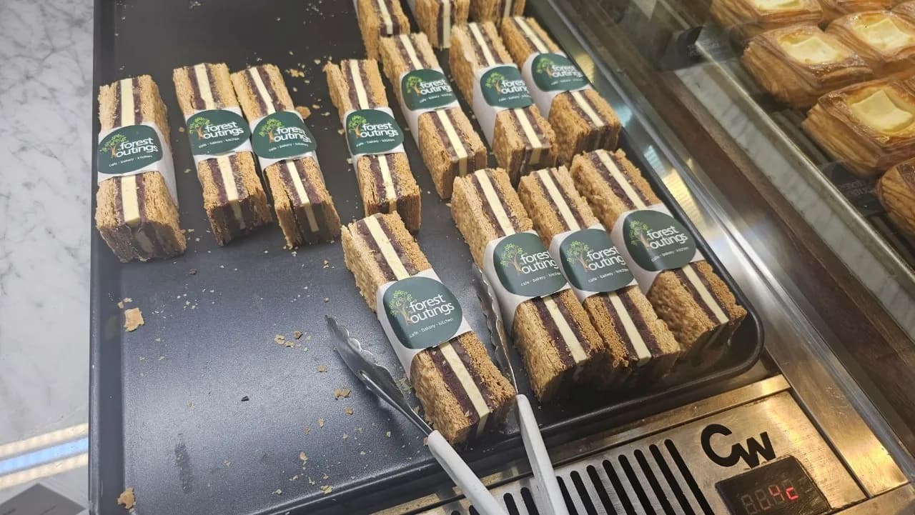 포레스트 아웃팅스 베이커리 진열대 크림치즈 페이스트리와 스콘 | 하이제이에스비