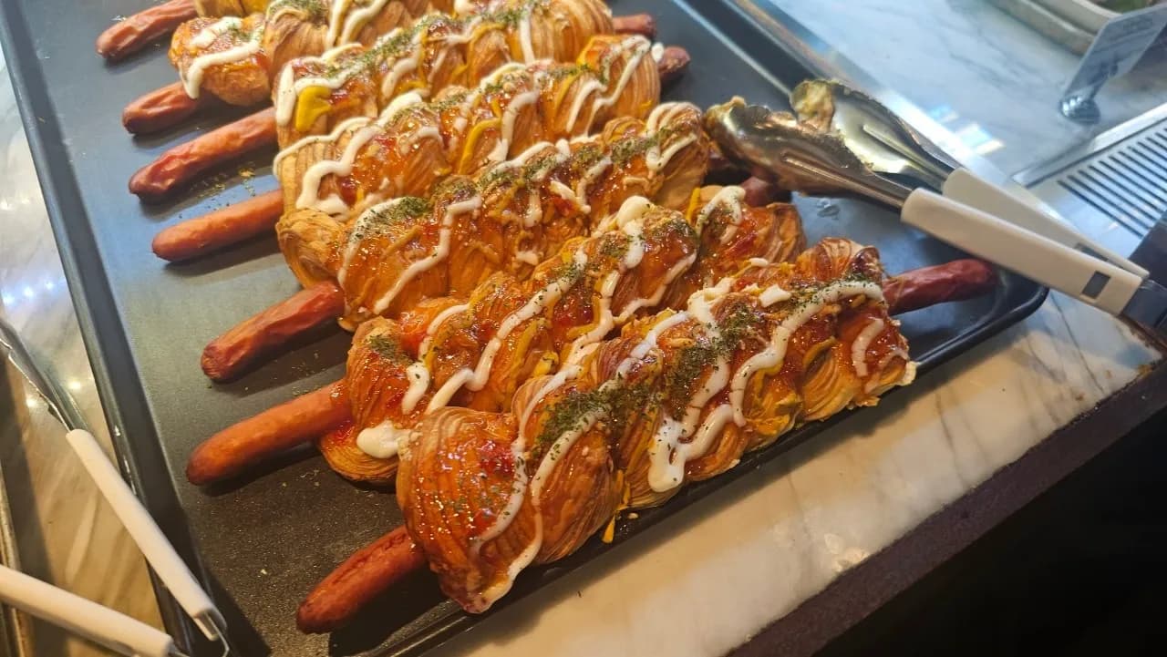 포레스트 아웃팅스 로고 스티커가 붙은 초코 케이크 바 단면 | 하이제이에스비