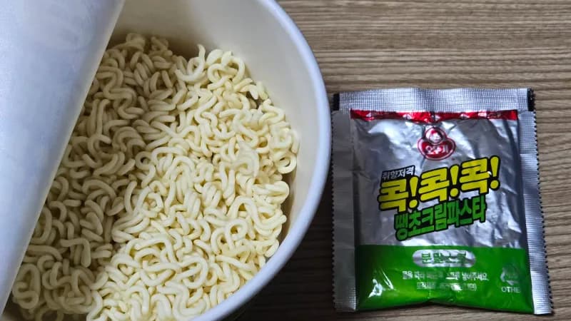 Okuqukethwe - i-noodle block eyodwa kanye ne-powder sauce sachet eyodwa | 하이제이에스비