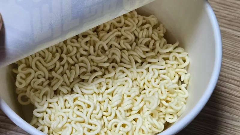 Ukuthululela amanzi ashisayo ku-cup | 하이제이에스비