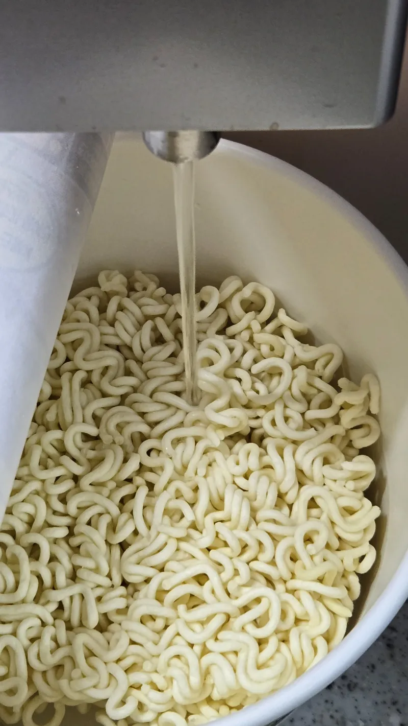 Amanzi athululiwe kuze ama-noodle acwilise | 하이제이에스비