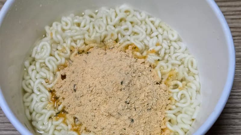 I-powder sauce ifakwa phezu kwama-noodle | 하이제이에스비