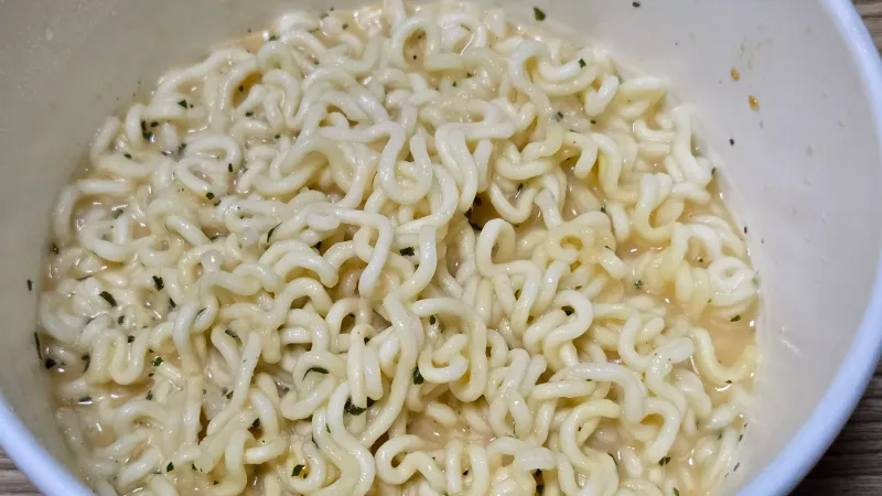 Ngemuva kokuxuba - ama-noodle agcotshwe ngesoso ye-cream | 하이제이에스비