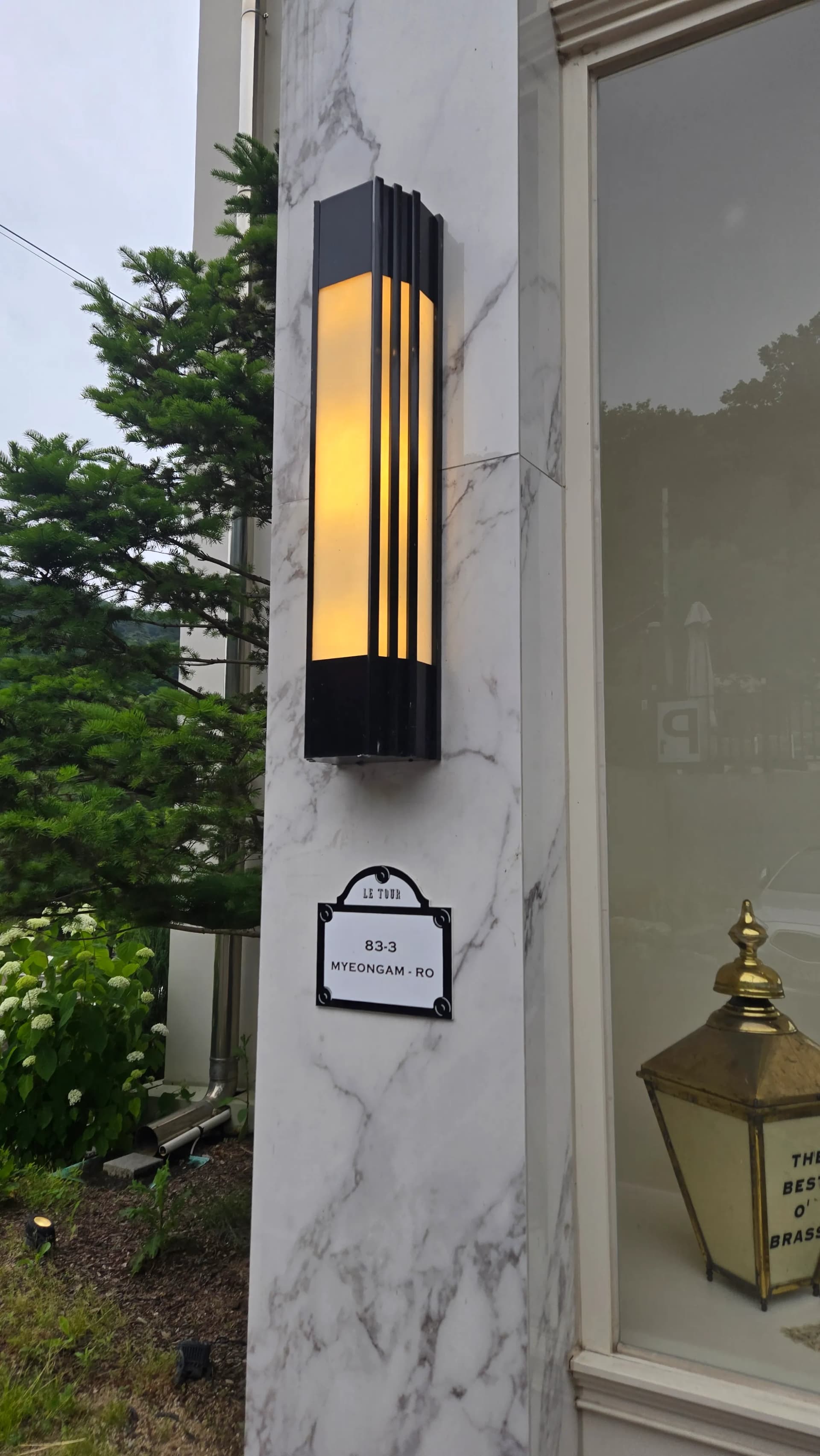 Laupapa tuatusi o le Le Tour Cafe i le gagana Peretania - o se fa'ailoga manino i le gagana Peretania ae le o le gagana Korea | 하이제이에스비