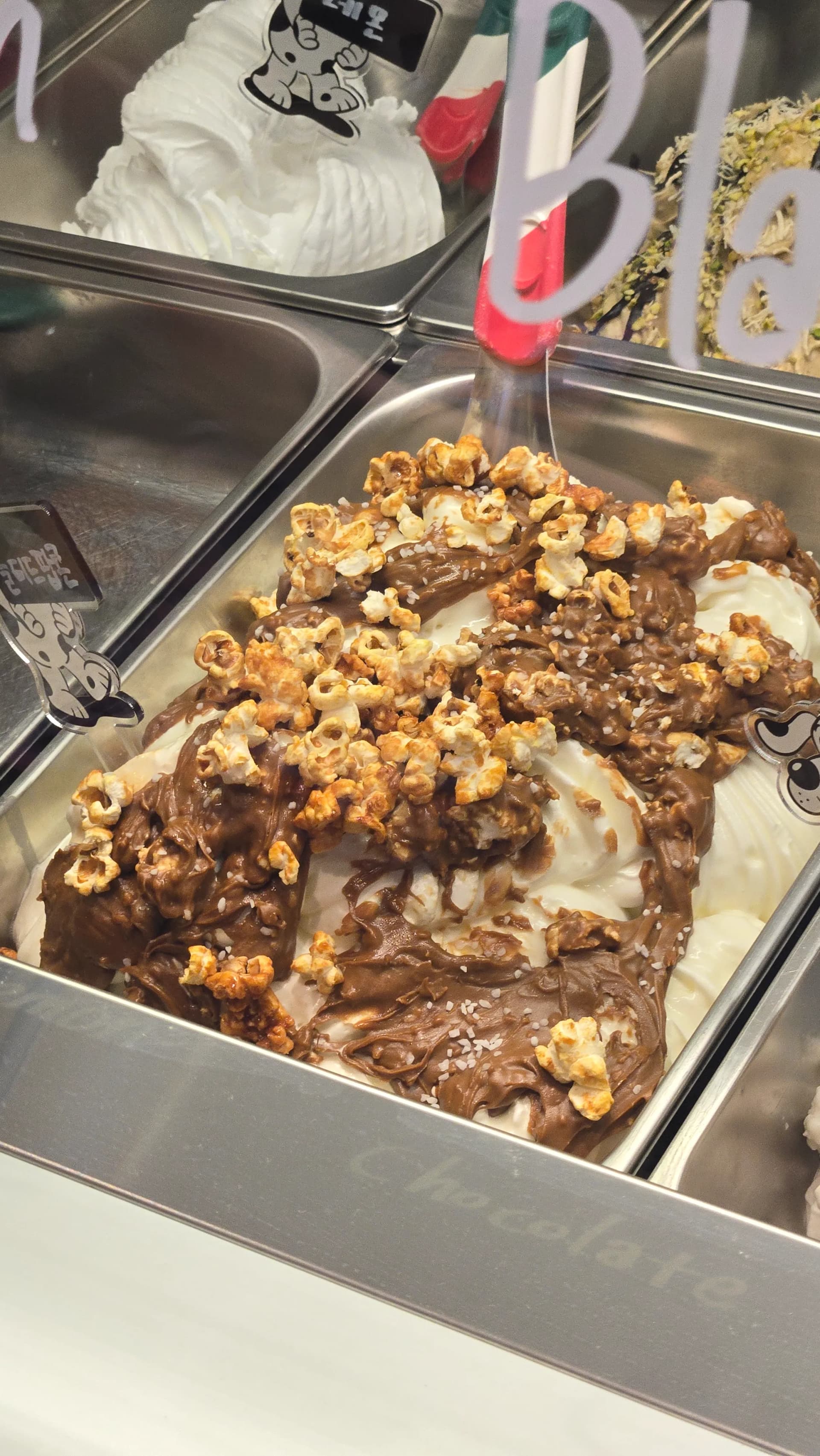 Fa'ailoga latalata o popcorn masima gelato ma wormwood gelato o Le Tour - o popcorn topping i luga | 하이제이에스비