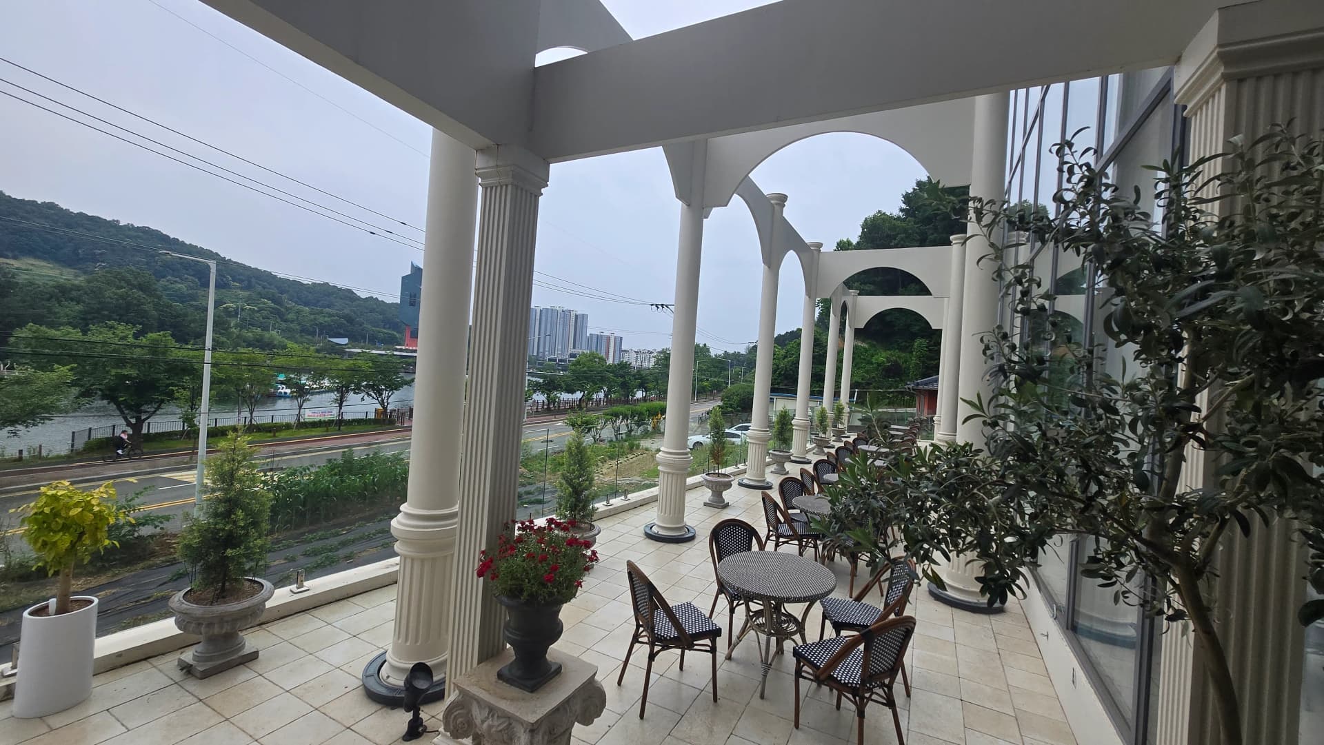 Terrace i fafo o Le Tour - nofoaga i fafo fa'a-Europa ma pou ma arch structures | 하이제이에스비