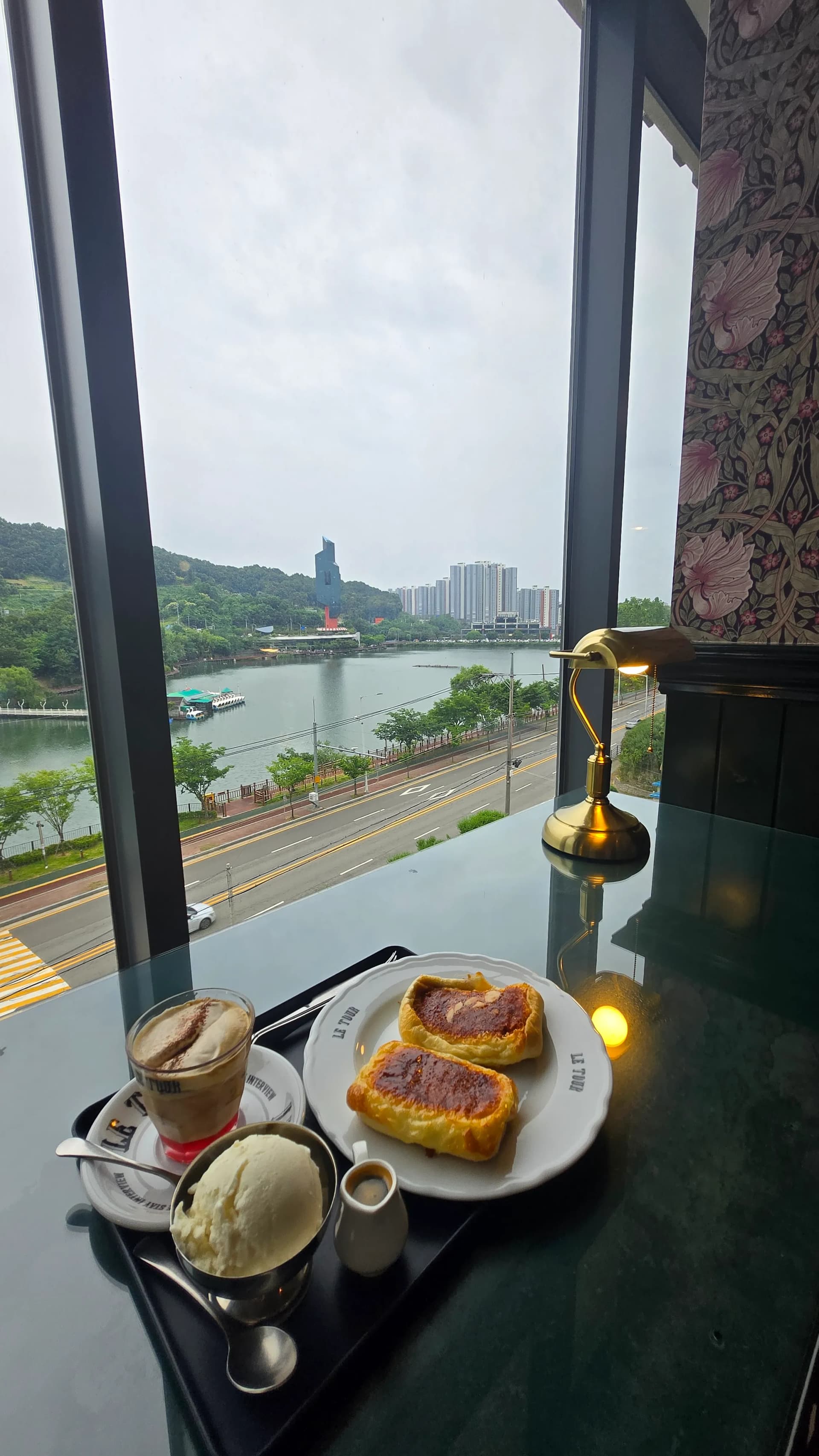 Va'aiga o Myeongam Reservoir mai le terrace o Le Tour - va'aiga matagofie o le vai tele a'o 'ai meainu | 하이제이에스비