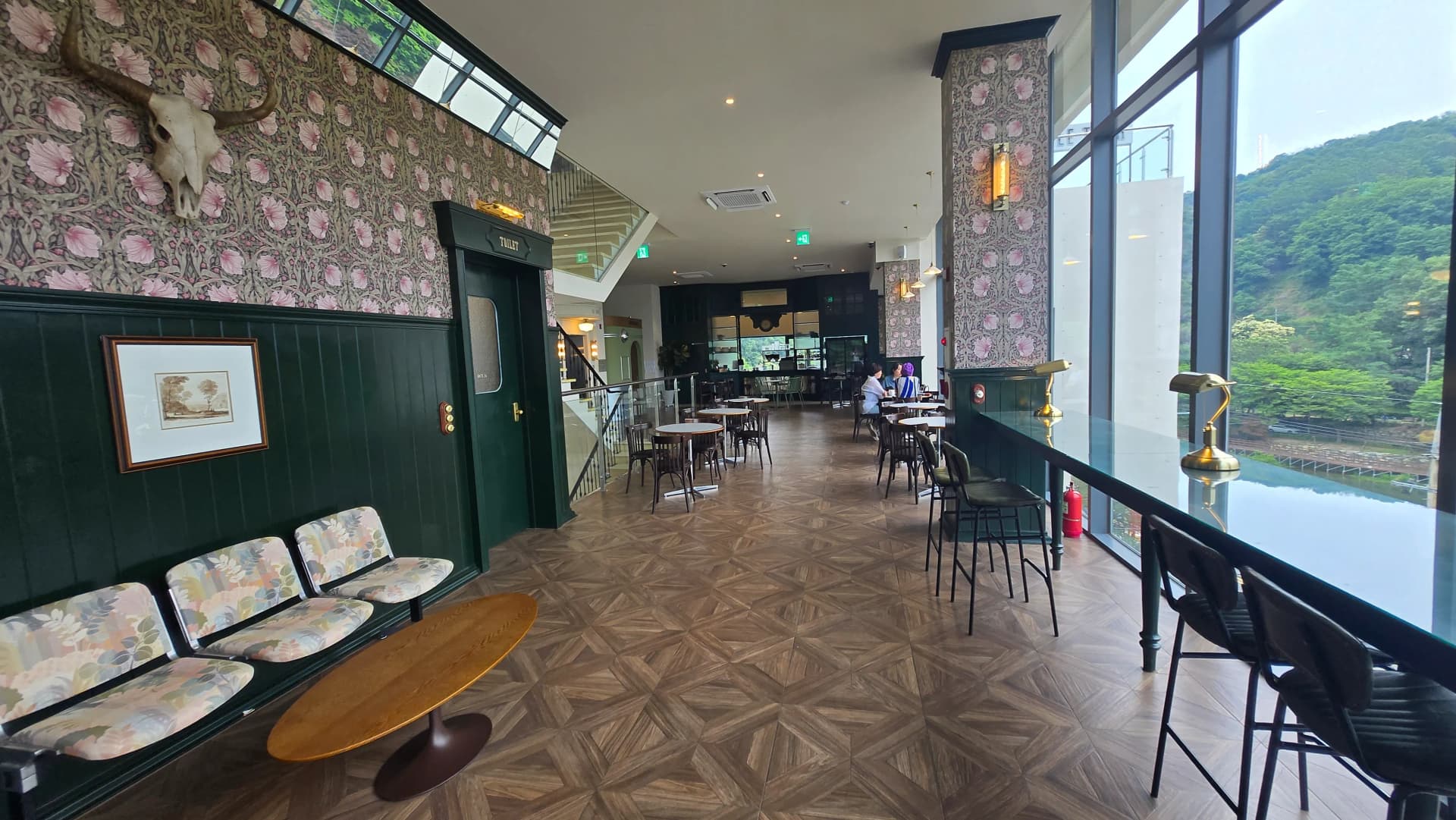 Nofoaga nofoa i totonu o Le Tour - fa'atulagaga lounge faletalimalo ma papa laau ma moli lelei | 하이제이에스비