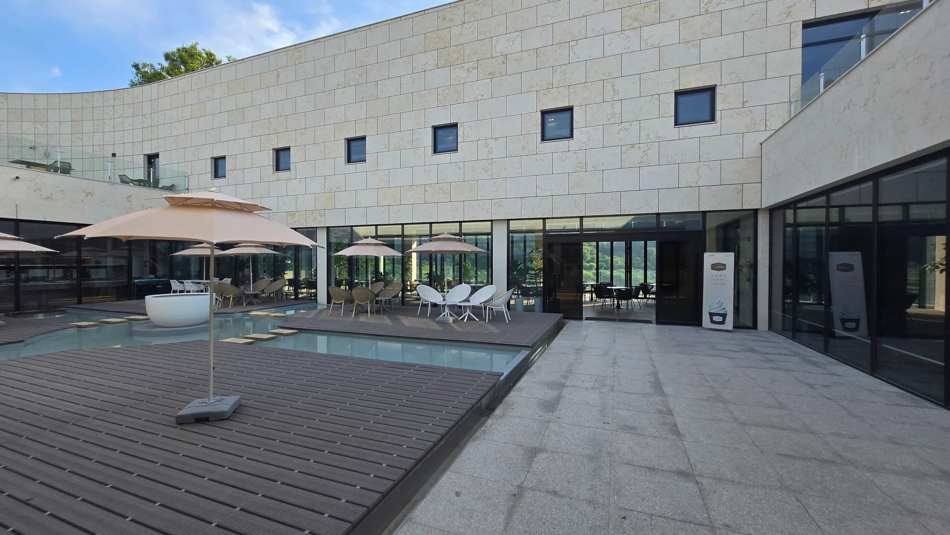 카페 노호 NOHO 중정 전경 파라솔 테이블 수공간 야외좌석 통유리 세종 부강 카페 | 하이제이에스비