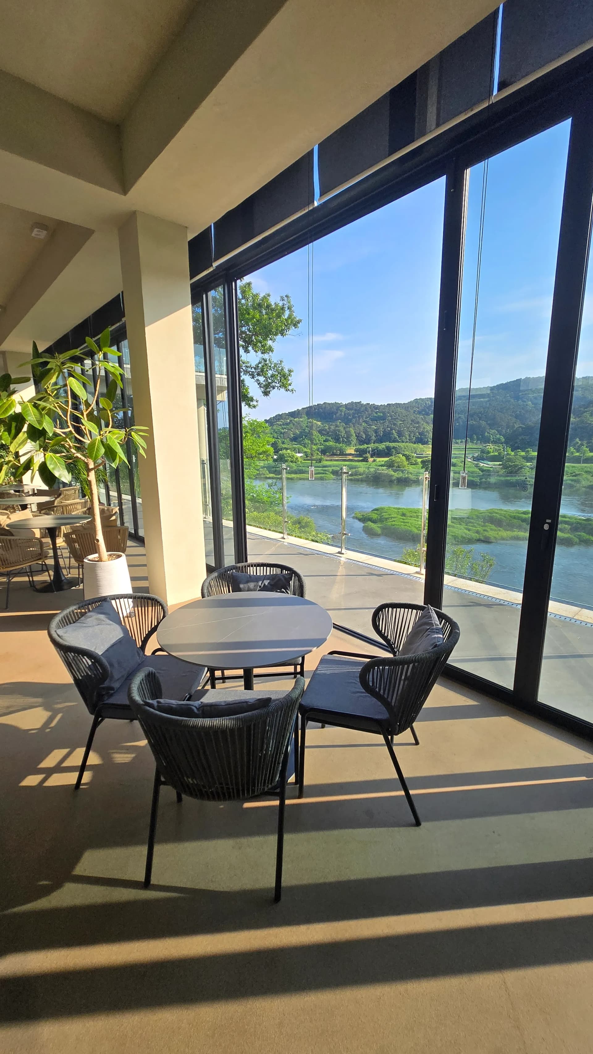 카페 노호 NOHO 2층 창가 좌석 통유리 금강 리버뷰 4인 테이블 세종 뷰맛집 카페 | 하이제이에스비