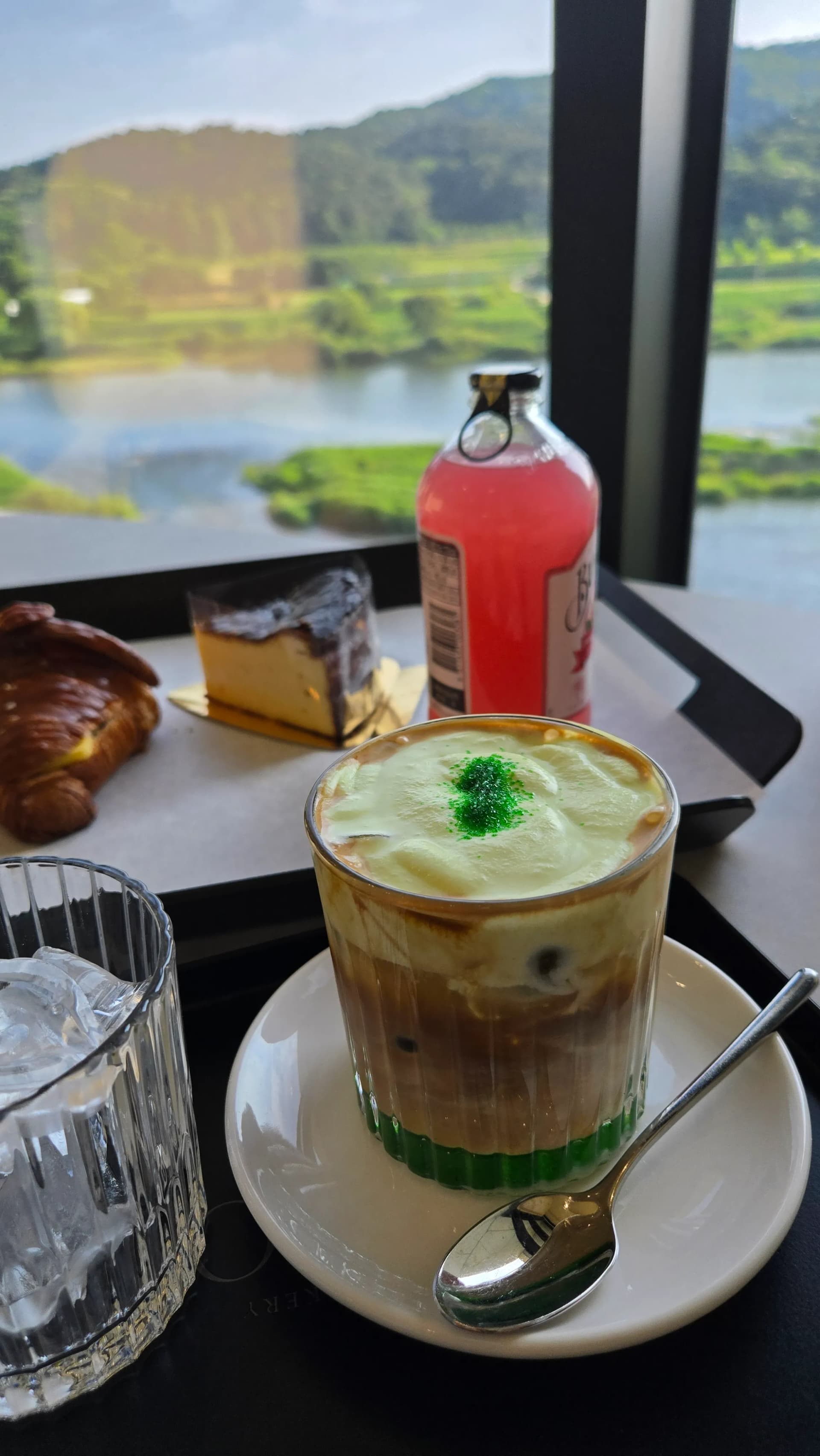 카페 노호 NOHO 크루아상 분다버그 자몽스파클링 금강 리버뷰 배경 세종 부강 빵맛집 | 하이제이에스비