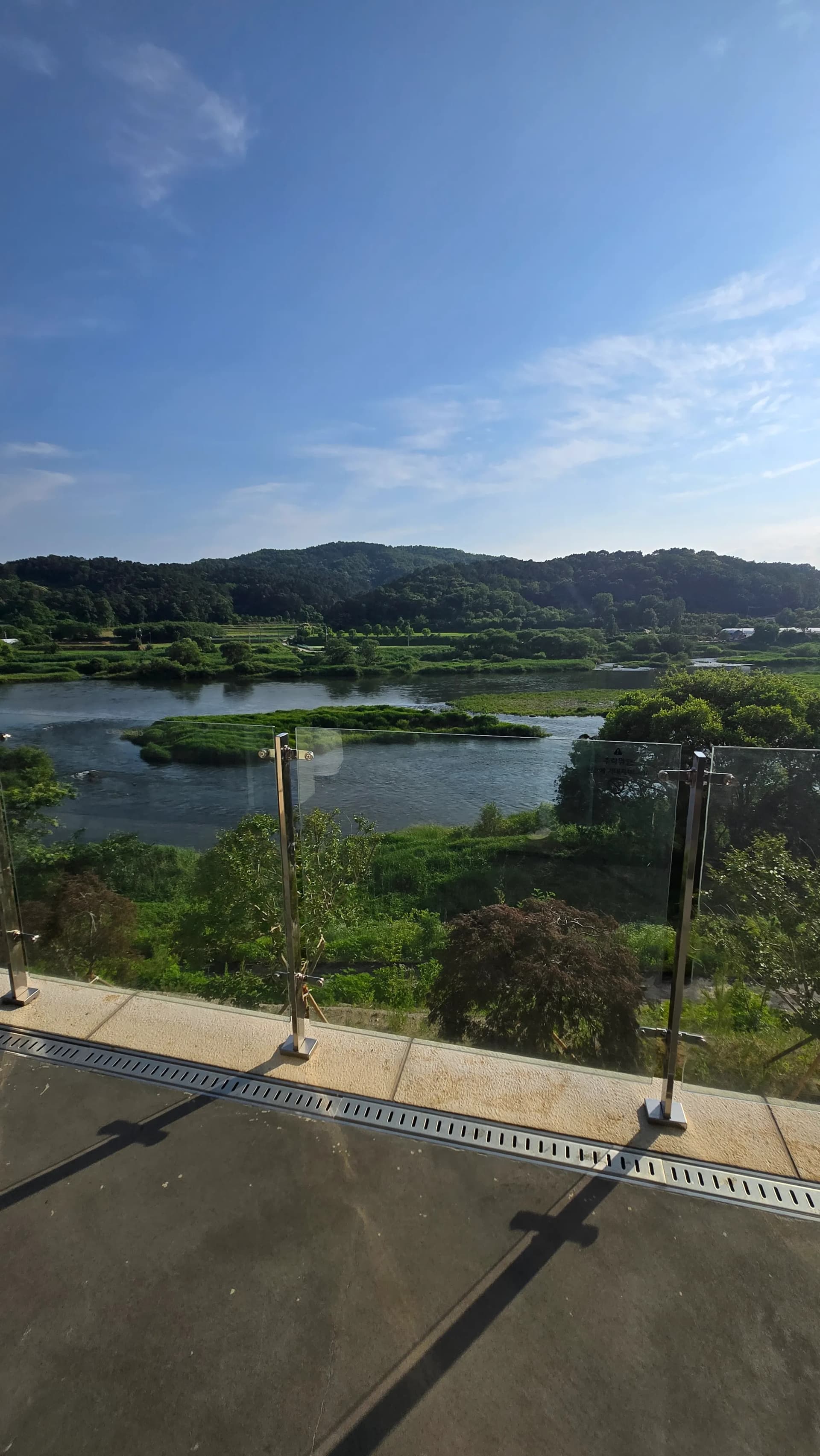 카페 노호 NOHO 2층 외부 복도 금강 전망대 리버뷰 세종 부강 뷰맛집 힐링카페 | 하이제이에스비