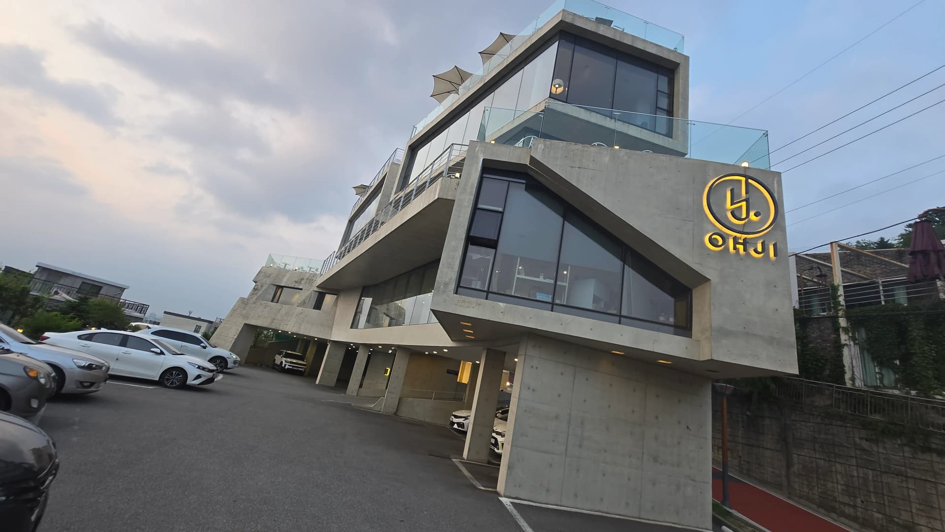 청주 수암골 OHJI 오지 카페 외관 야간 네온 간판 | 하이제이에스비