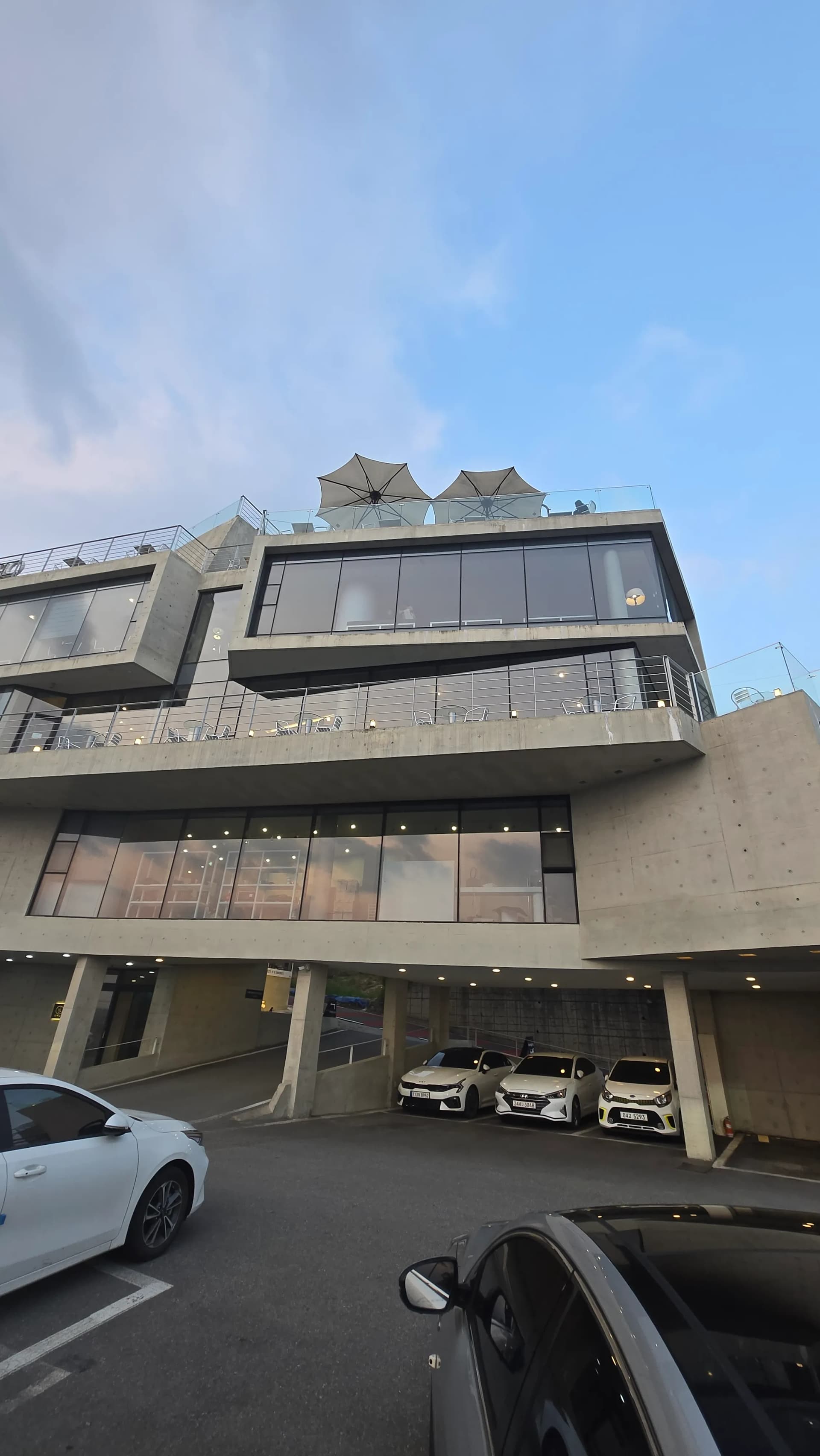 청주 OHJI 카페 5층 건물 전경 루프탑 야외석 | 하이제이에스비