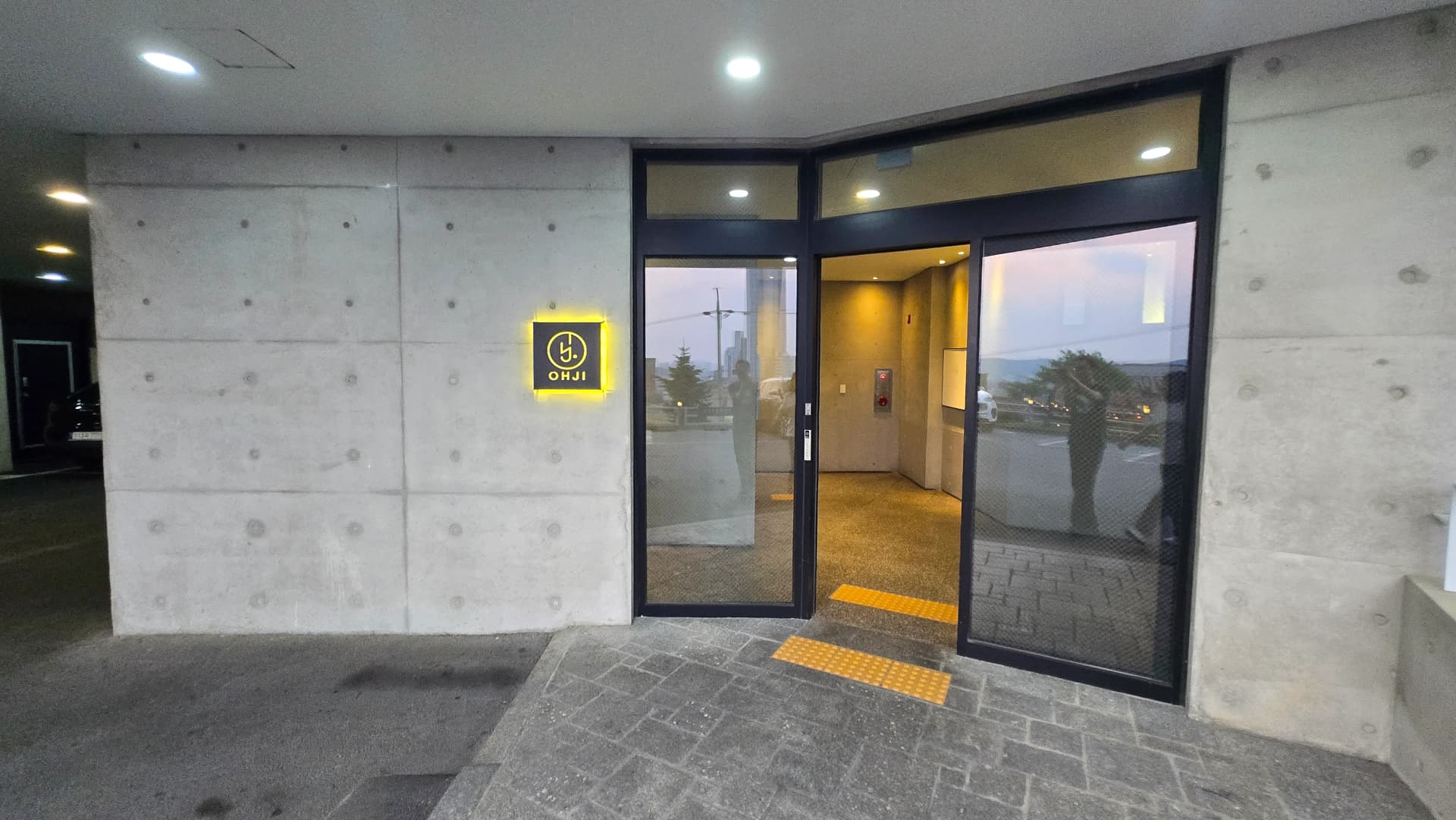 청주 OHJI 카페 1층 입구 주차장 유리문 | 하이제이에스비