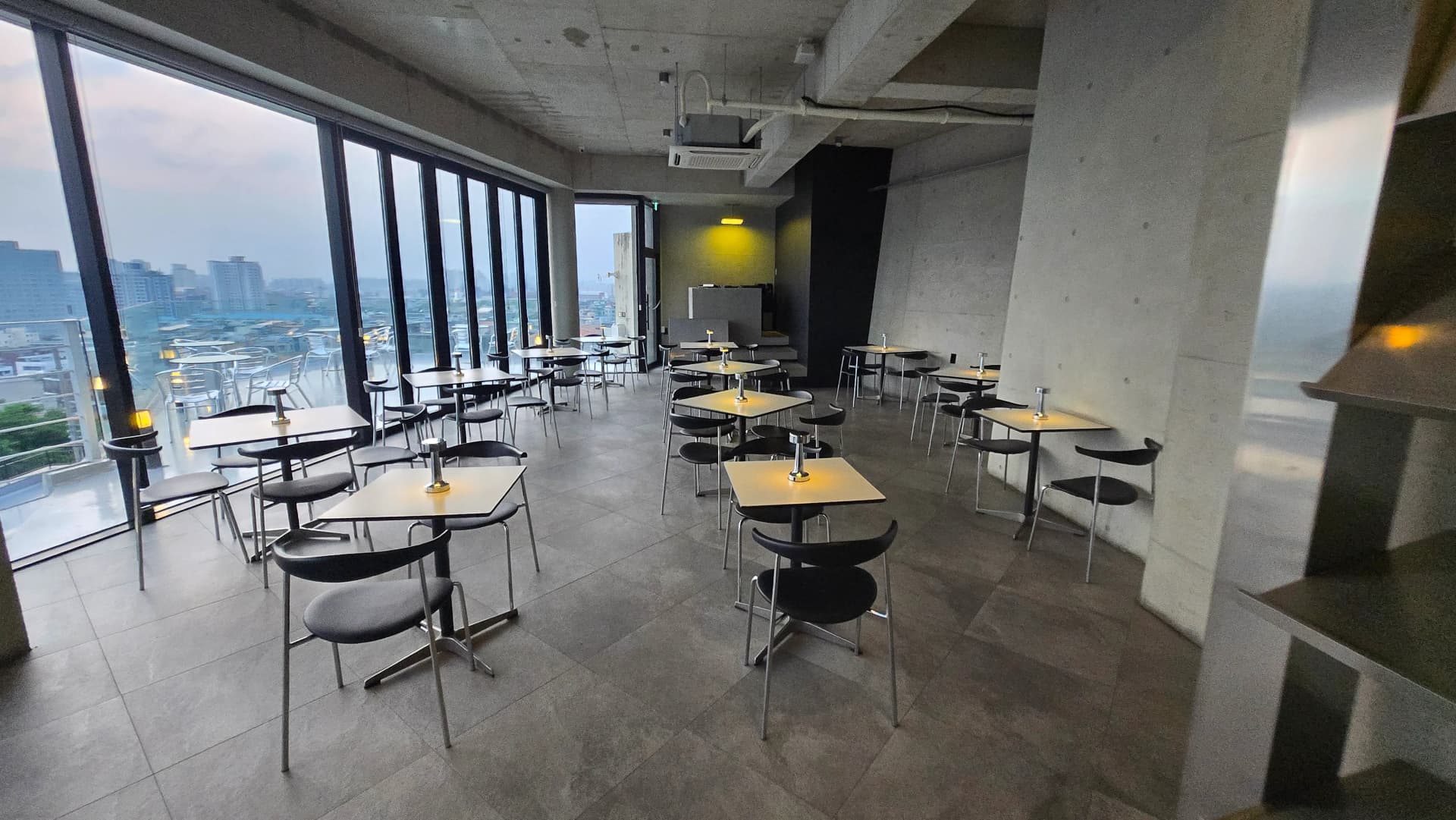 청주 OHJI 카페 내부 좌석 통유리 창가 테이블 | 하이제이에스비