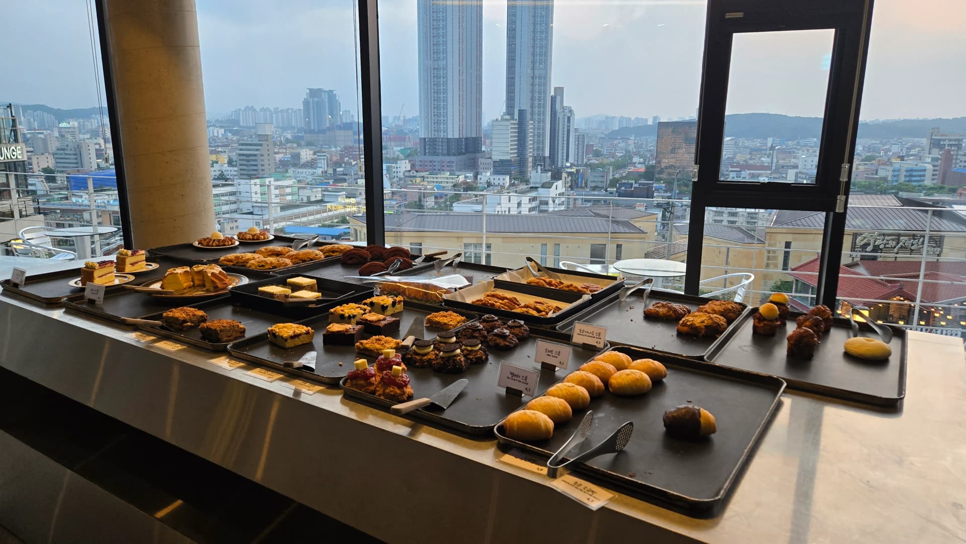 청주 OHJI 카페 베이커리 진열대 크루아상 스콘 쿠키 청주시내 전망 | 하이제이에스비