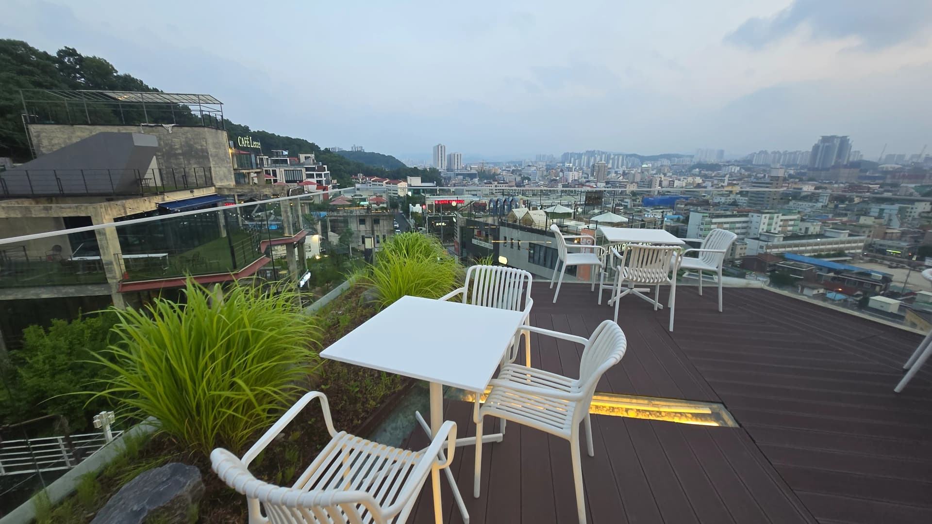 청주 OHJI 카페 루프탑 야외 좌석 흰색 테이블 조경 | 하이제이에스비