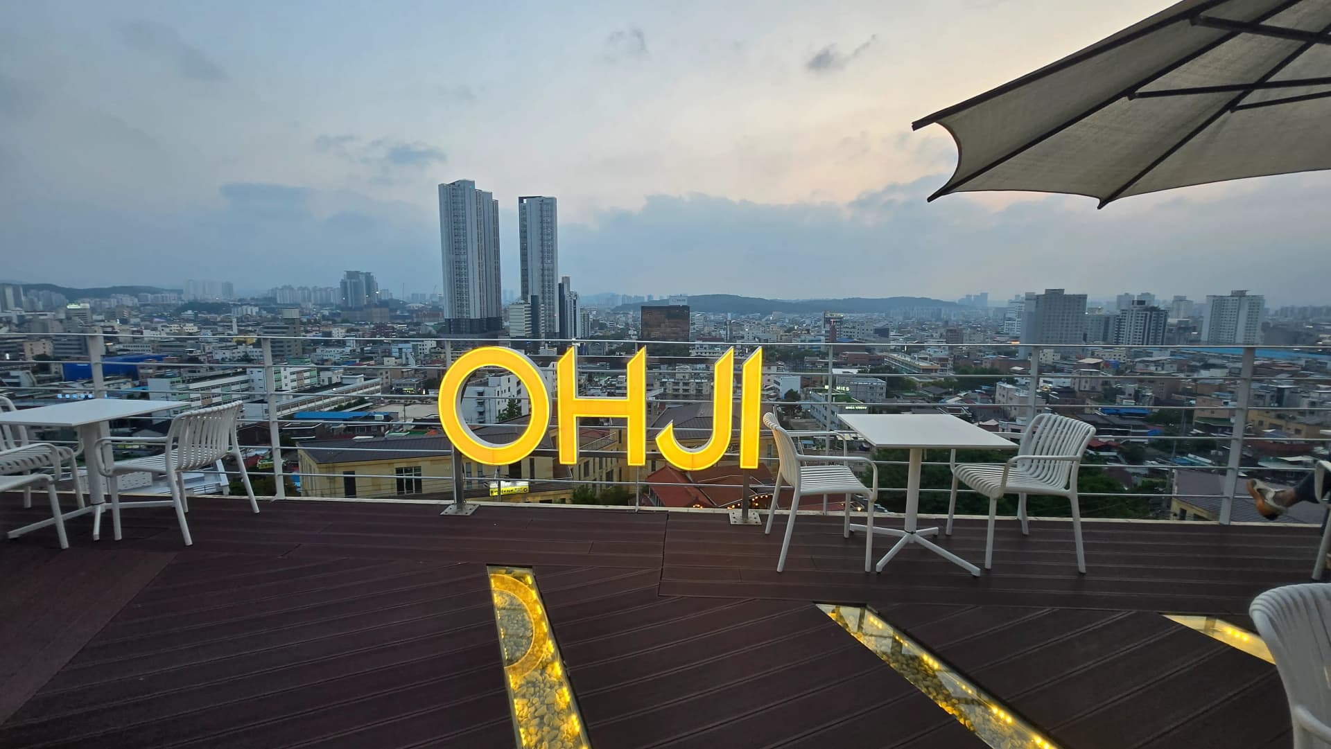 청주 OHJI 카페 포토존에서 찍은 청주 시내 전망 사진 | 하이제이에스비