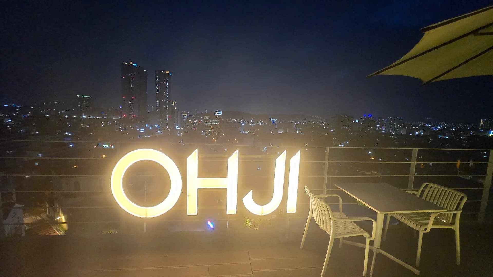 청주 OHJI 카페 야경 루프탑 로고 조명 청주 시내 야경 | 하이제이에스비