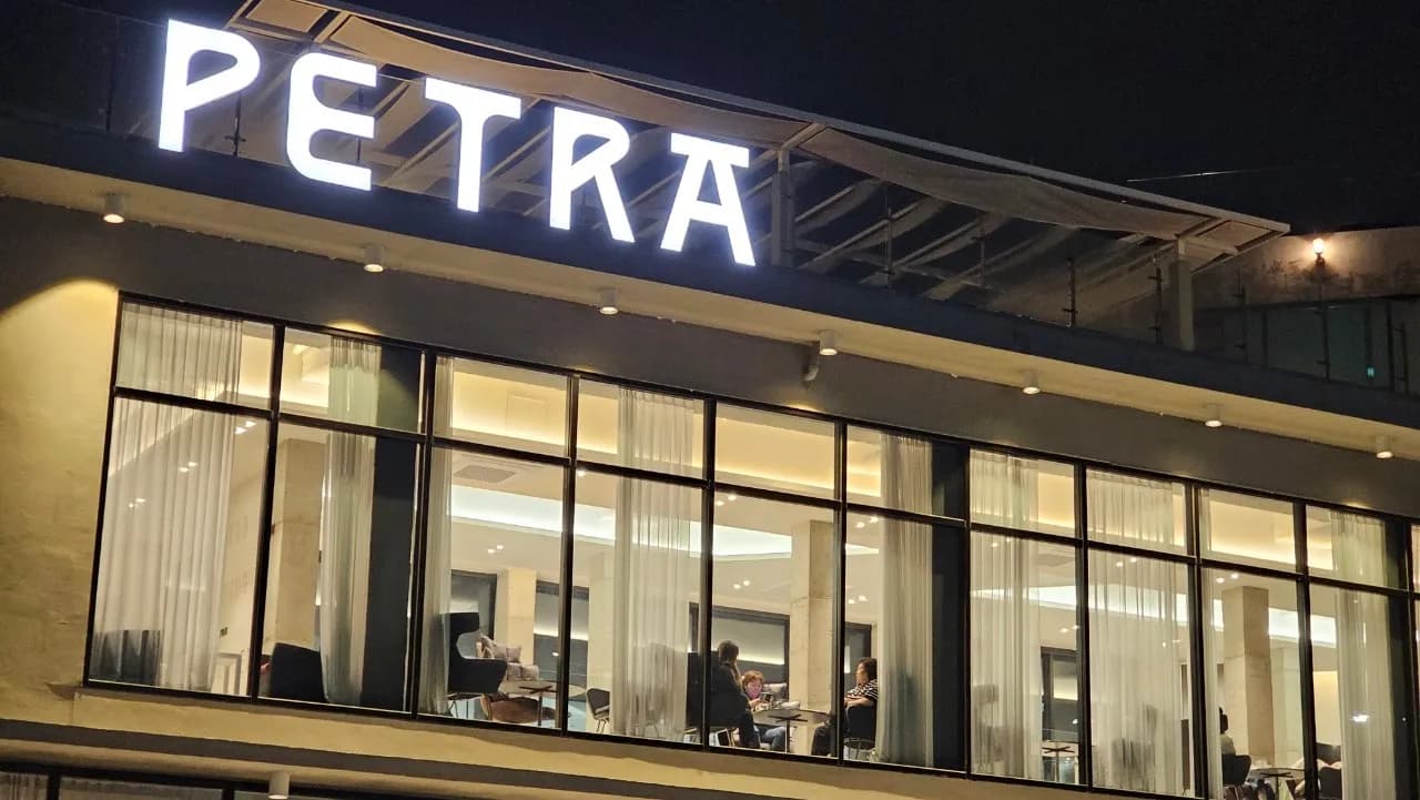 Ginin PETRA cafe a Cheongju da dare - babban alamar gida da gini mai gilashi na bene biyu tare da fitilun da suka haskaka | 하이제이에스비