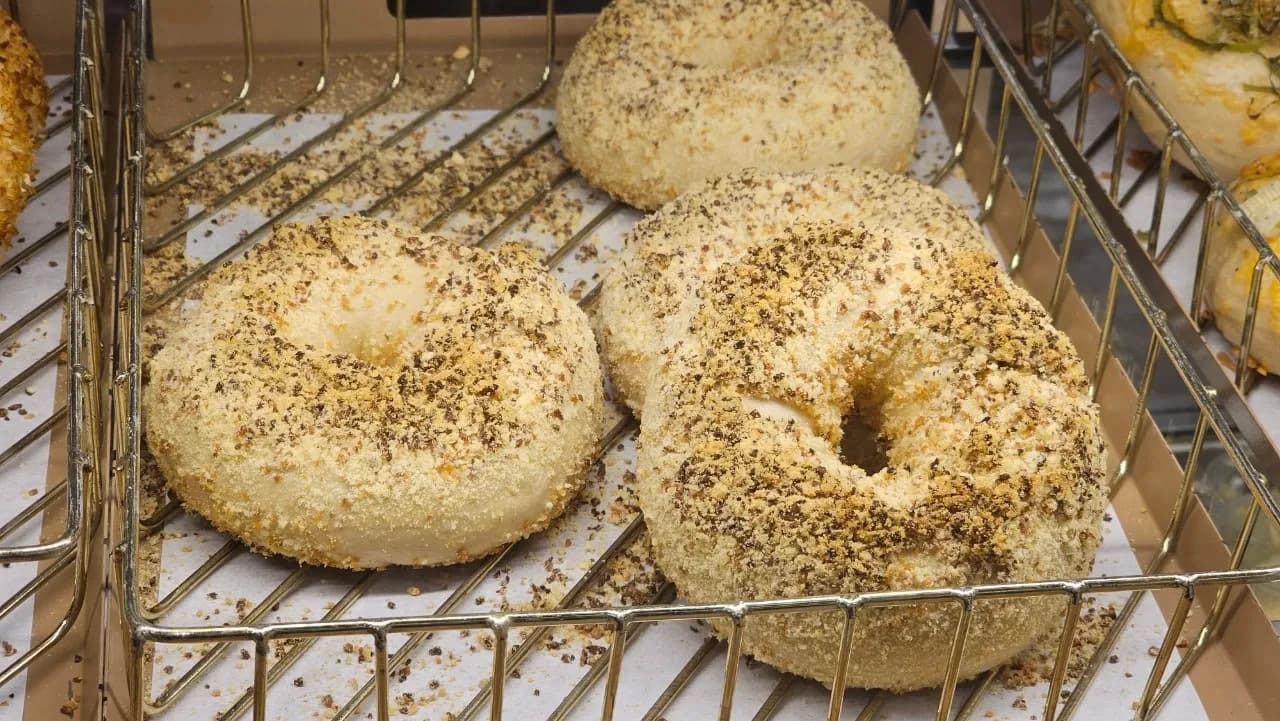 Wurin ajiye bagel na PETRA - plain bagel da bagel na hatsi cikakku a cikin kwandon ƙarfe | 하이제이에스비