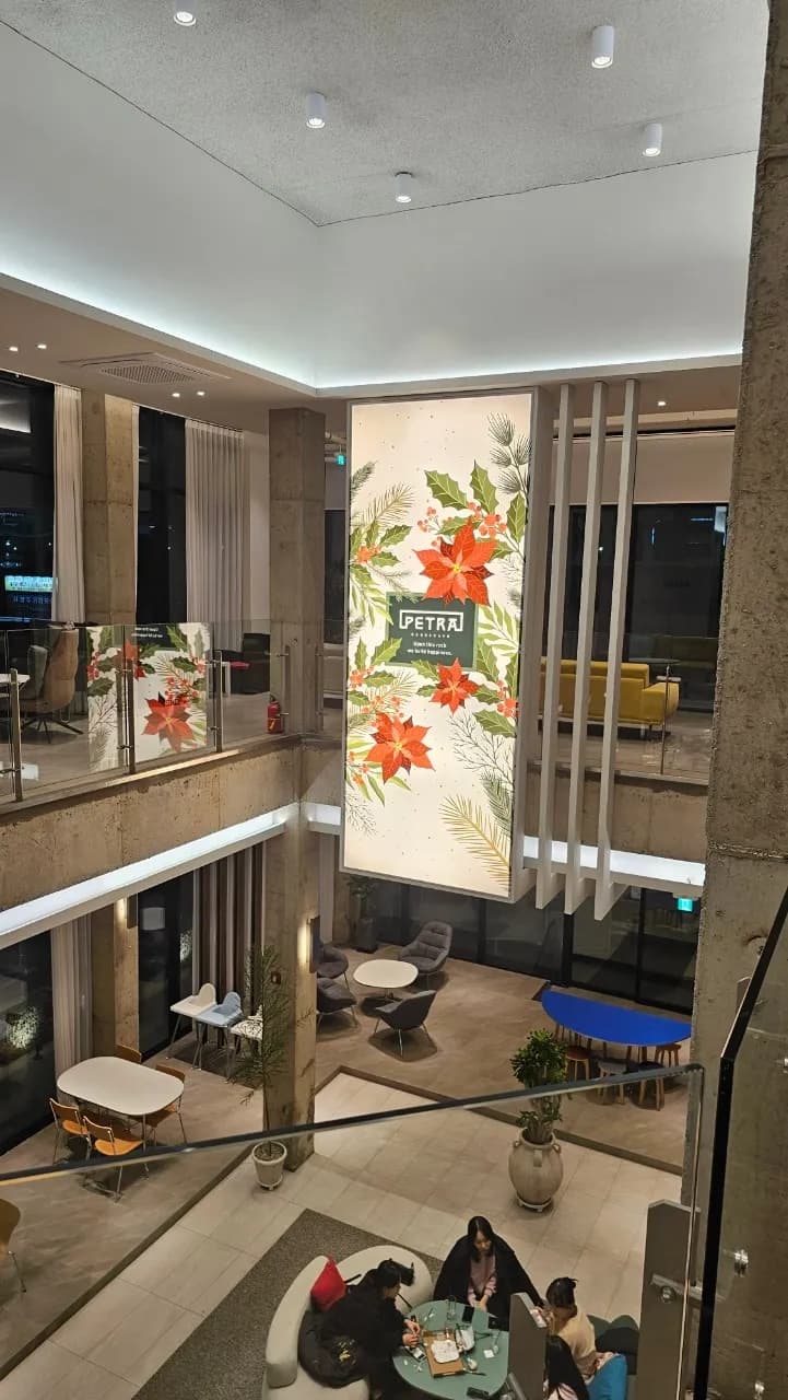 Cikakken kallon PETRA cafe - allon PETRA da abubuwan ado na lambu a cikin babban kofi gida mai bene biyu | 하이제이에스비