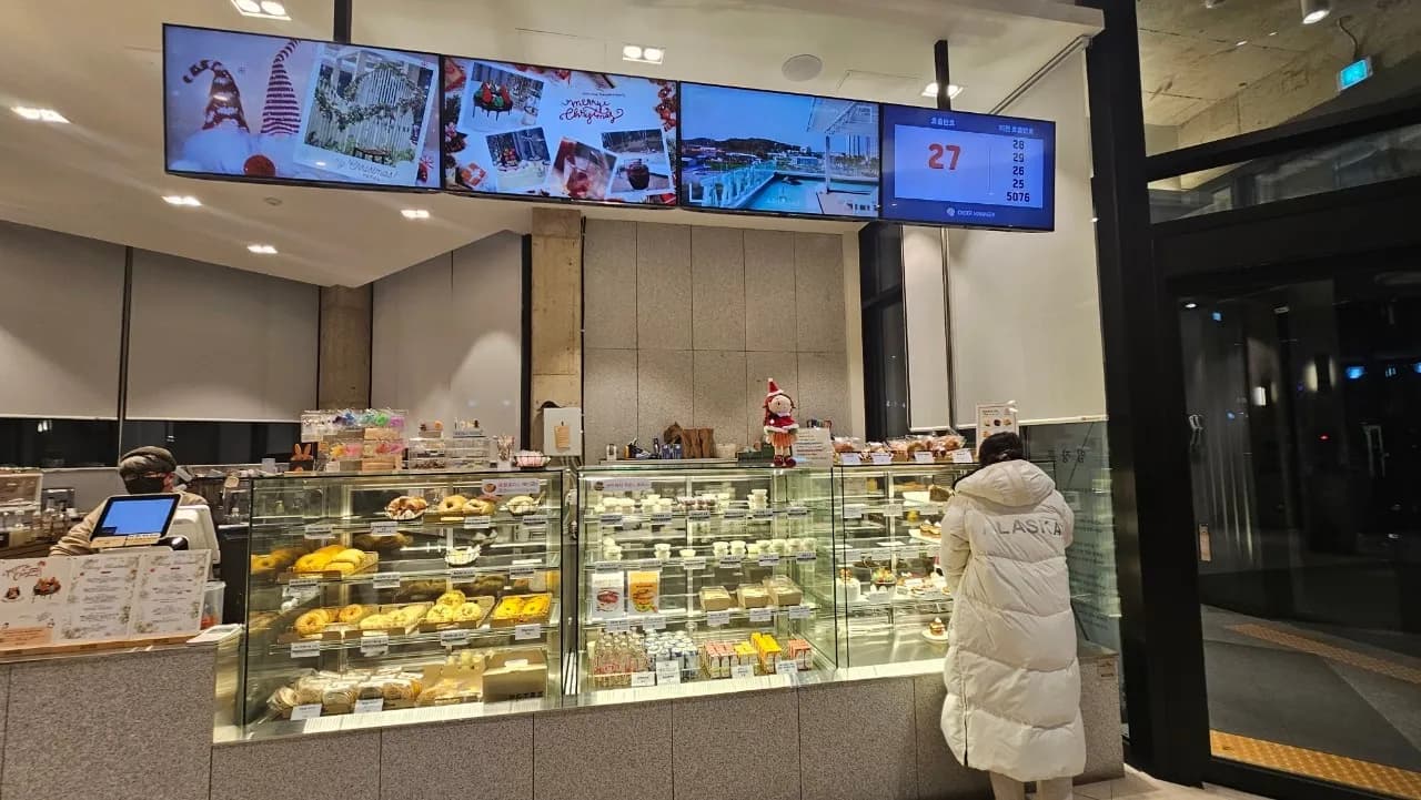 Kantin PETRA cafe - ƙira mai kamanceceniya da marmara da babban allo, burodi a cikin akwati na gilashi | 하이제이에스비