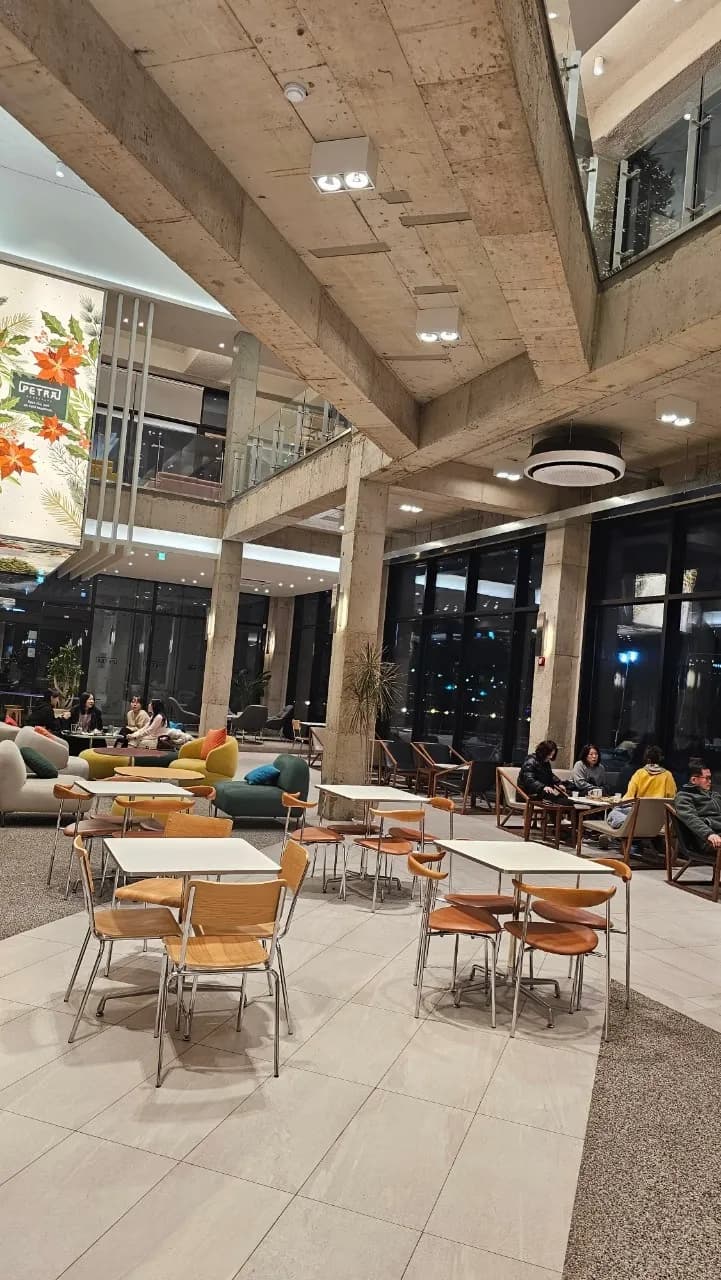 Tsarin wuraren zama na PETRA cafe - kujeru na itace da fararen tebur masu madauwari, ƙirar siminti | 하이제이에스비