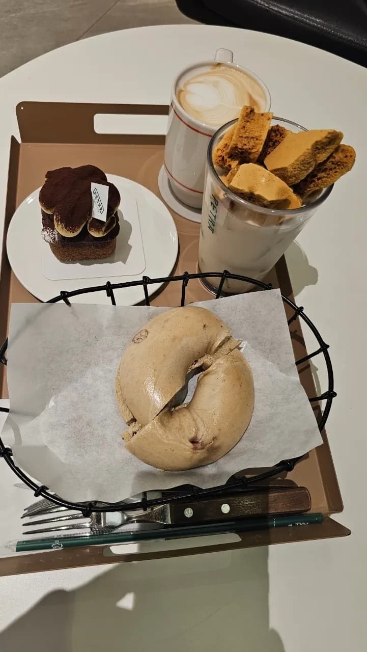 Kek tiramisu na PETRA - kayan zaki tare da foda na koko da kirim, ado na alamar PETRA | 하이제이에스비