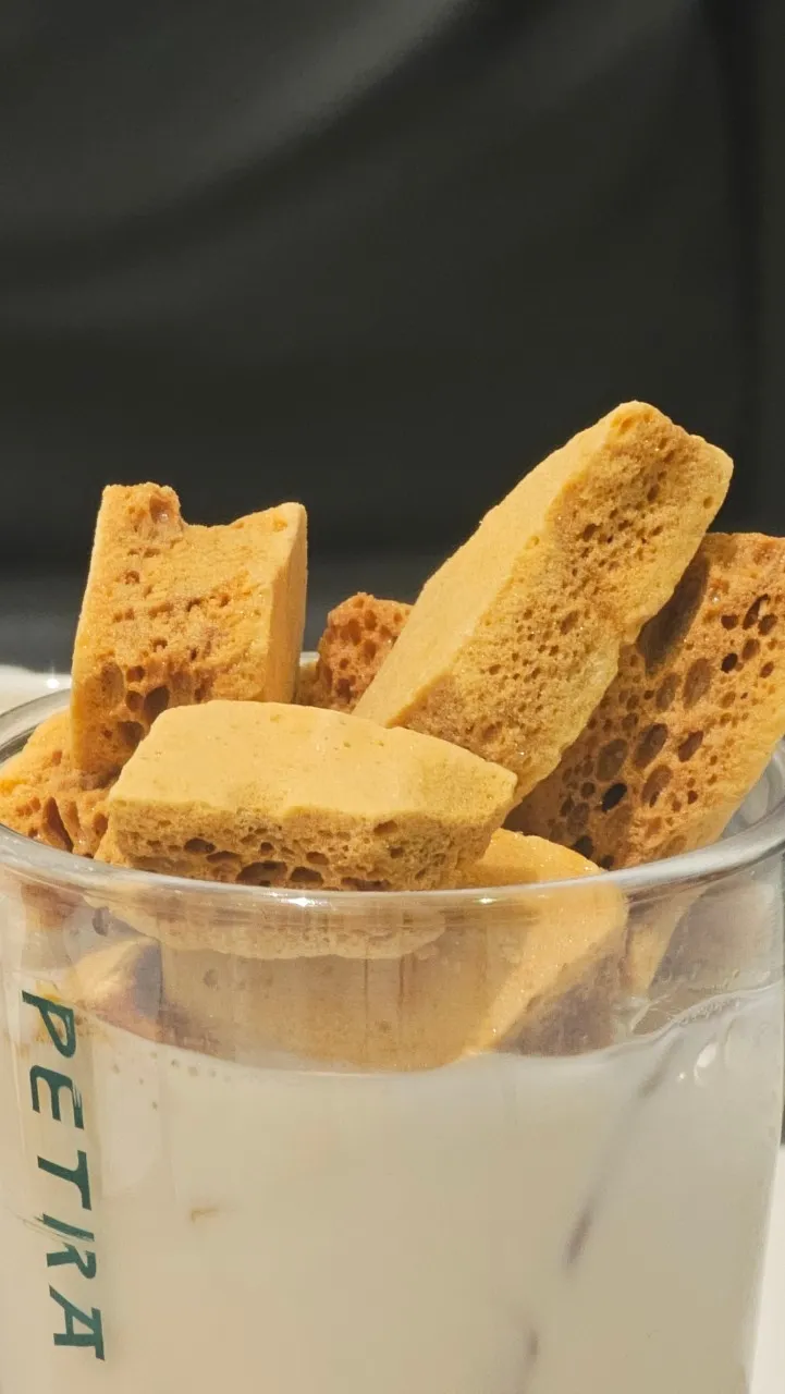 Saitin bagel da latte na PETRA - plain bagel, latte tare da sandunan cookies, kek tiramisu | 하이제이에스비