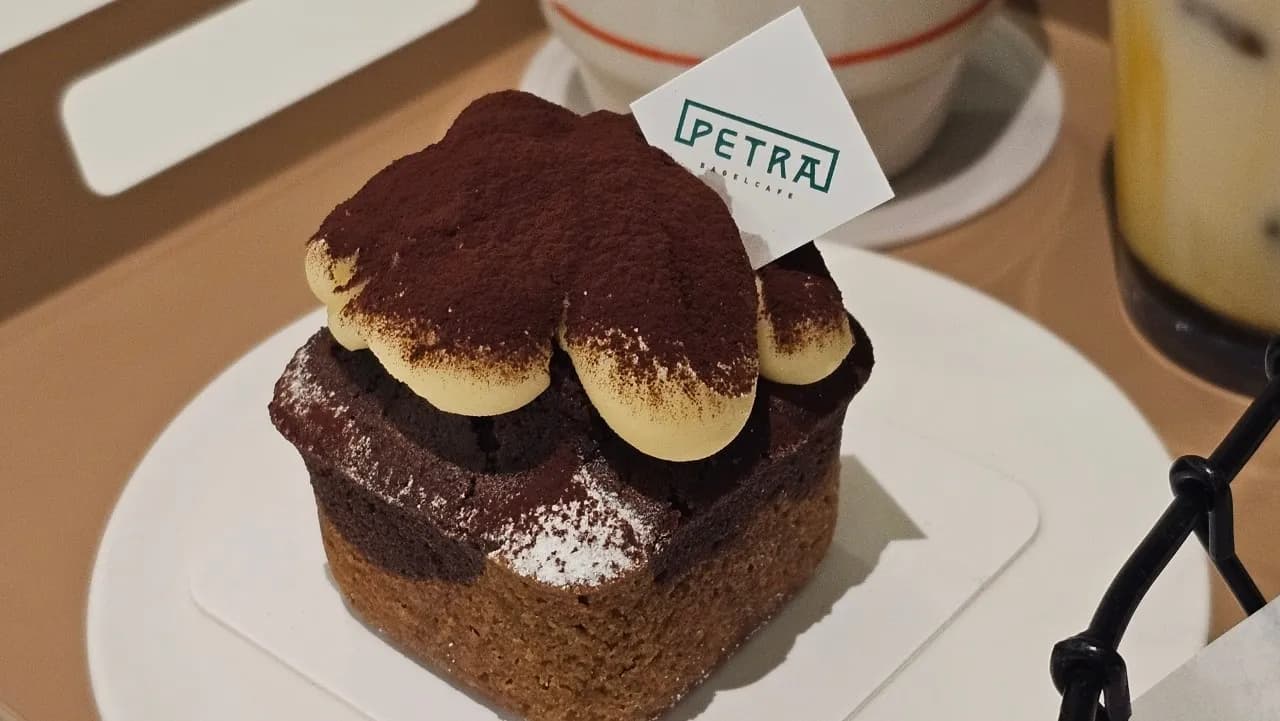 Hoton kusa na latte da sandunan cookies na PETRA - latte a cikin gilashin gilashi tare da sandunan cookies masu daɗi | 하이제이에스비