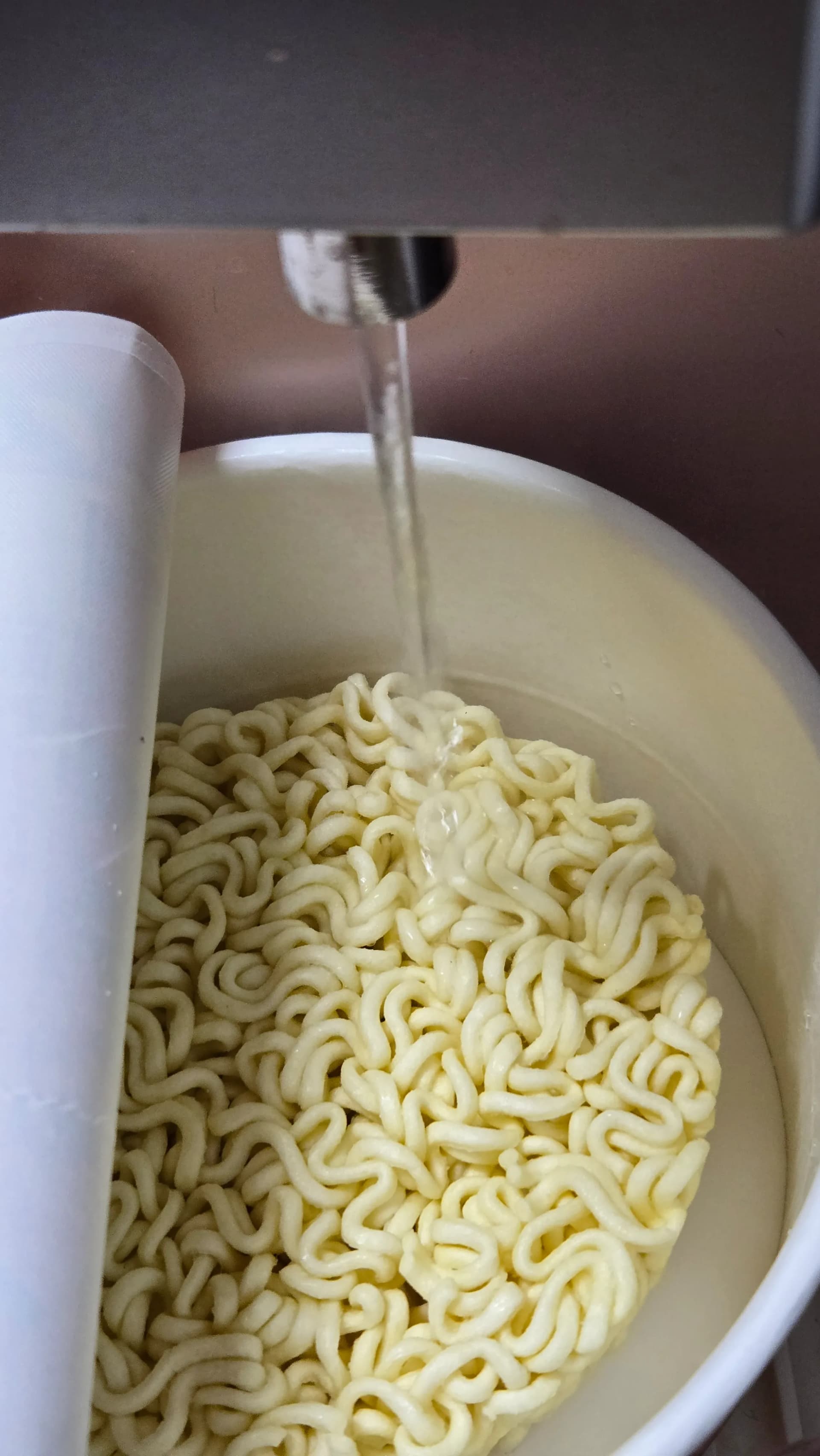 Ukuthela amanzi abilayo kuRabokguri kuze kufike kulayini wokumaka, ama-noodle amakhulu kaNuguri ebonakala | 하이제이에스비