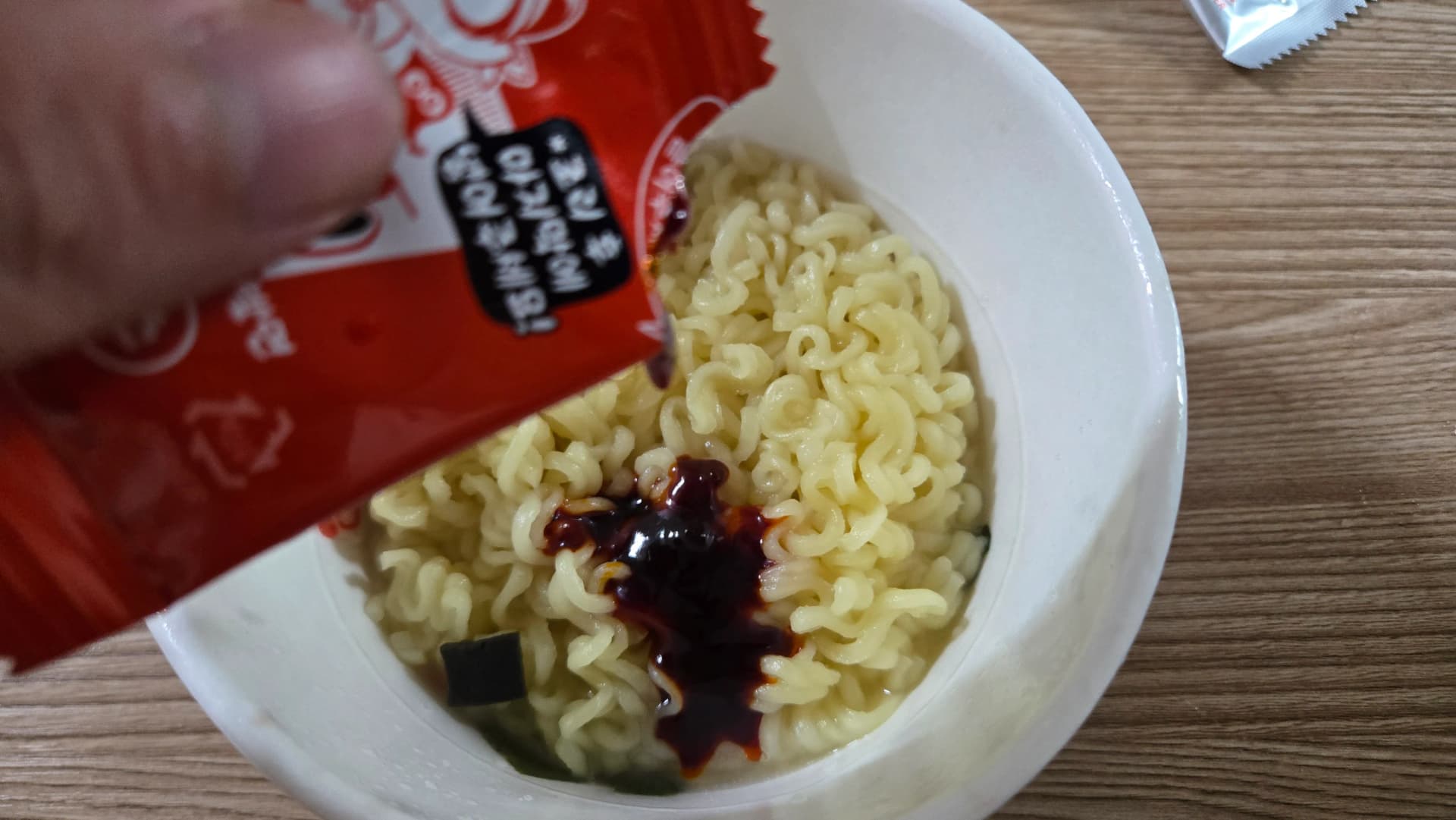 Ukucindezela isoso ewuketshezi yeRabokguri phezu kwama-noodle, umbala onsundu omnyama ugeleza | 하이제이에스비