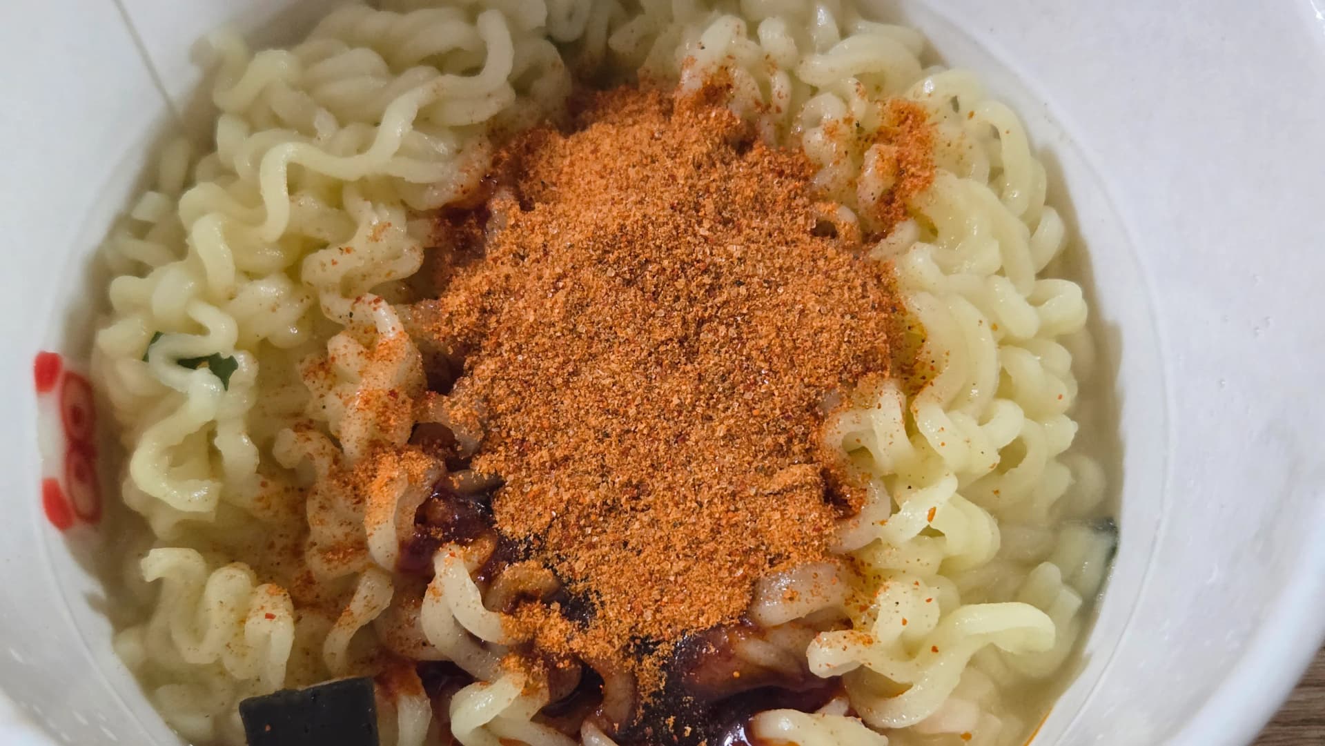 Ukufafaza impuphu yeNuguri bibim phezu kwama-noodle eRabokguri ngaphambi kokuxova | 하이제이에스비