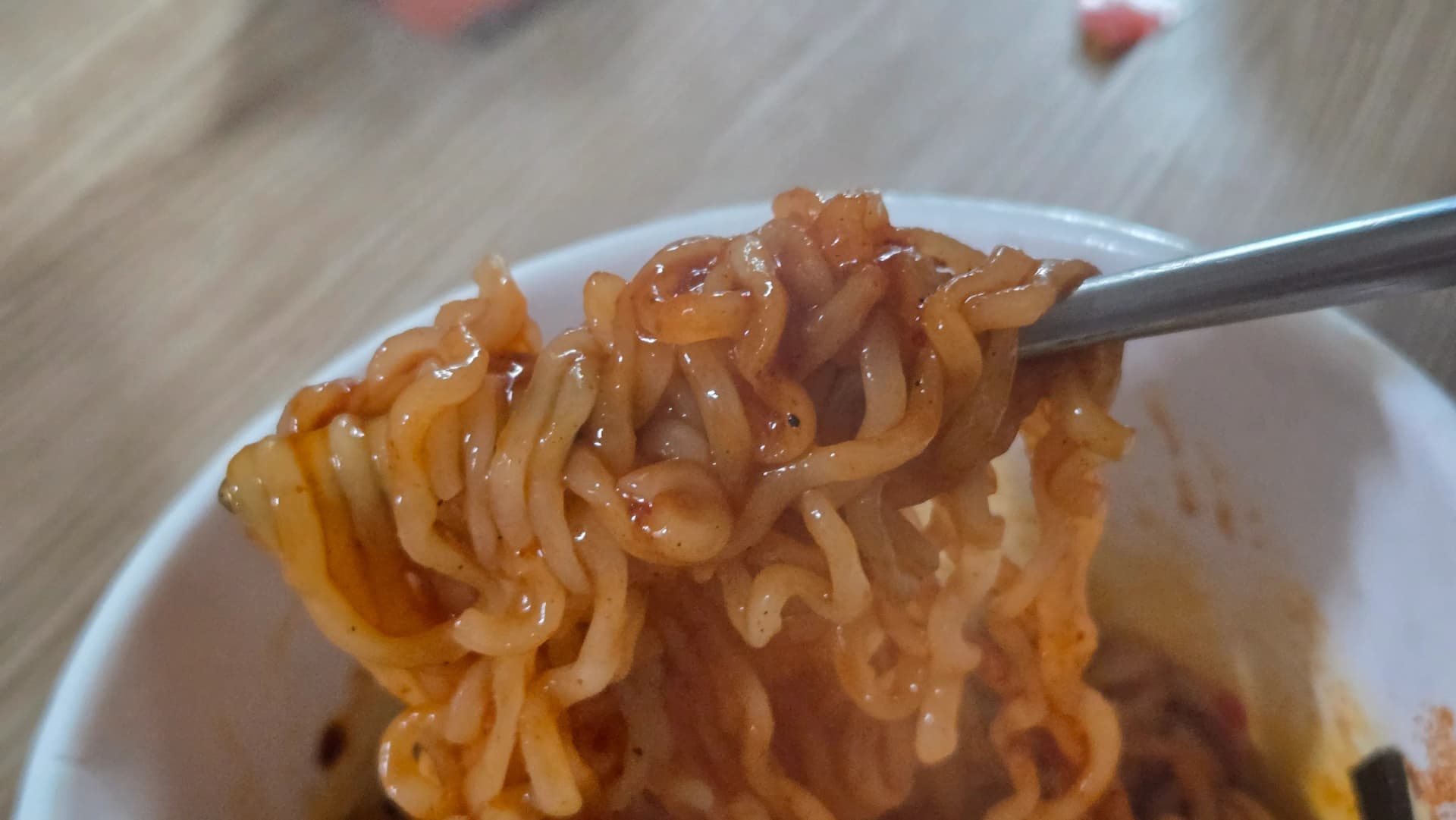 Ama-noodle eRabokguri esewaxoviwe, isoso ebabayo isimboze ama-noodle amakhulu futhi ayacwebezela | 하이제이에스비