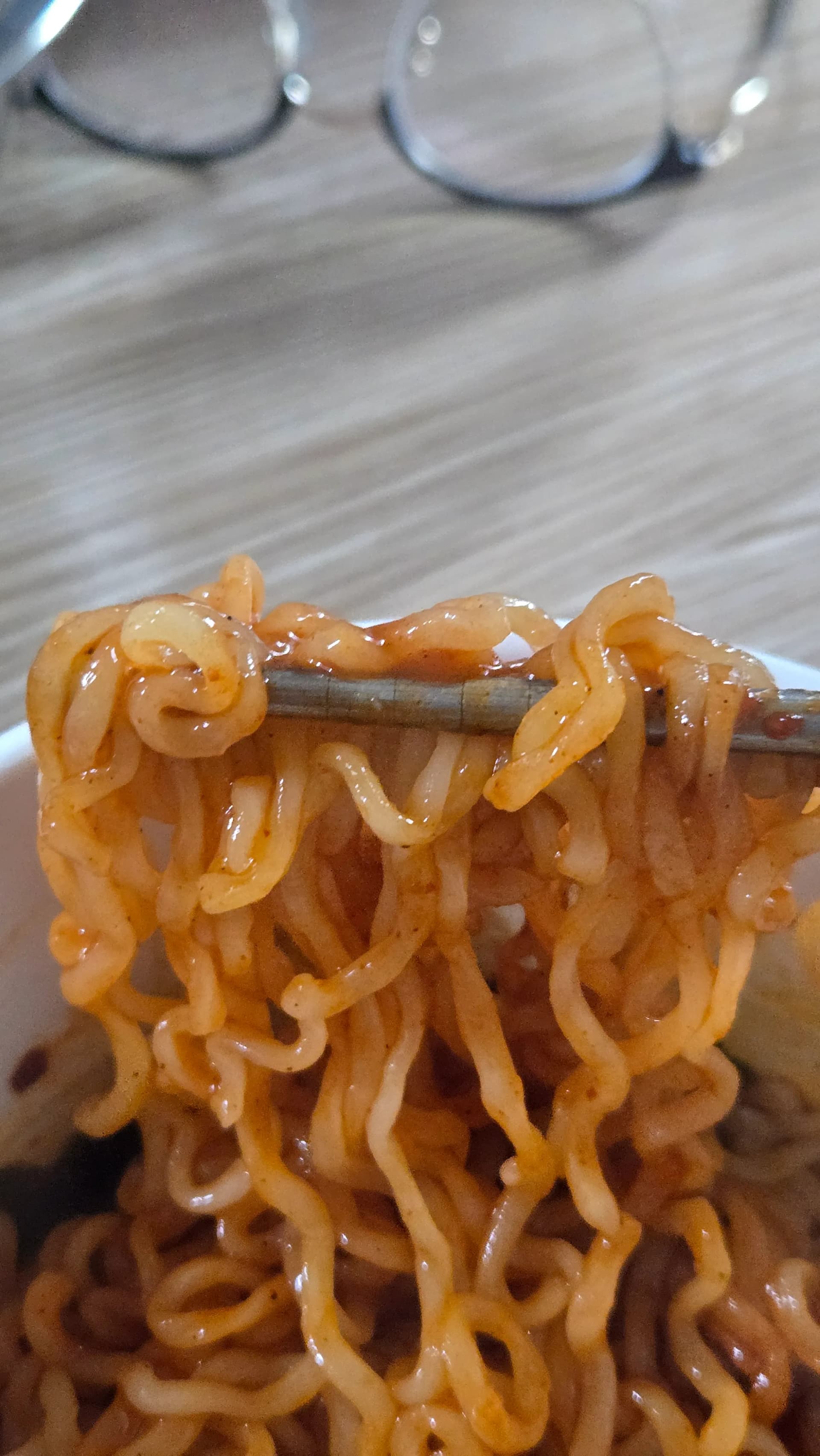 Ukuphakamisa ama-noodle eRabokguri ngenduku yokudla, isoso iyakhama futhi ama-noodle ayanwebeka | 하이제이에스비