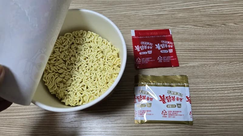 تەركىب Buldak Pu Phat Phong Kari – قورۇلغان نوودلې، قىزىل شورپا، ئالتۇن شورپا | 하이제이에스비