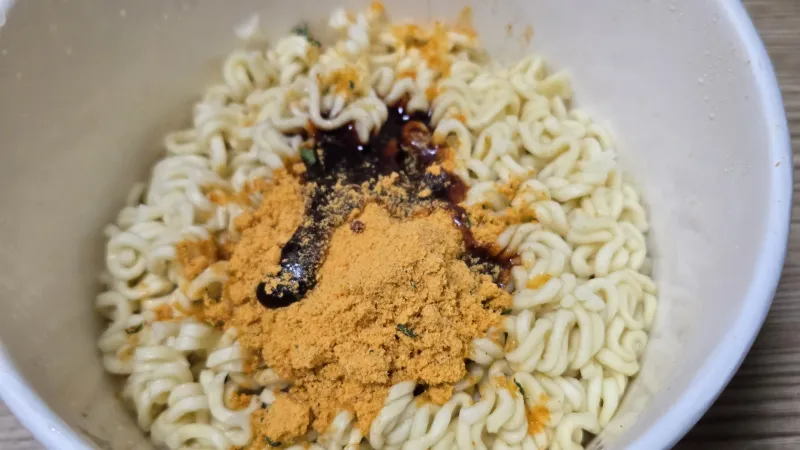 ئالتۇن ۋە قىزىل شورپا قوشۇش Buldak Pu Phat Phong Kari | 하이제이에스비