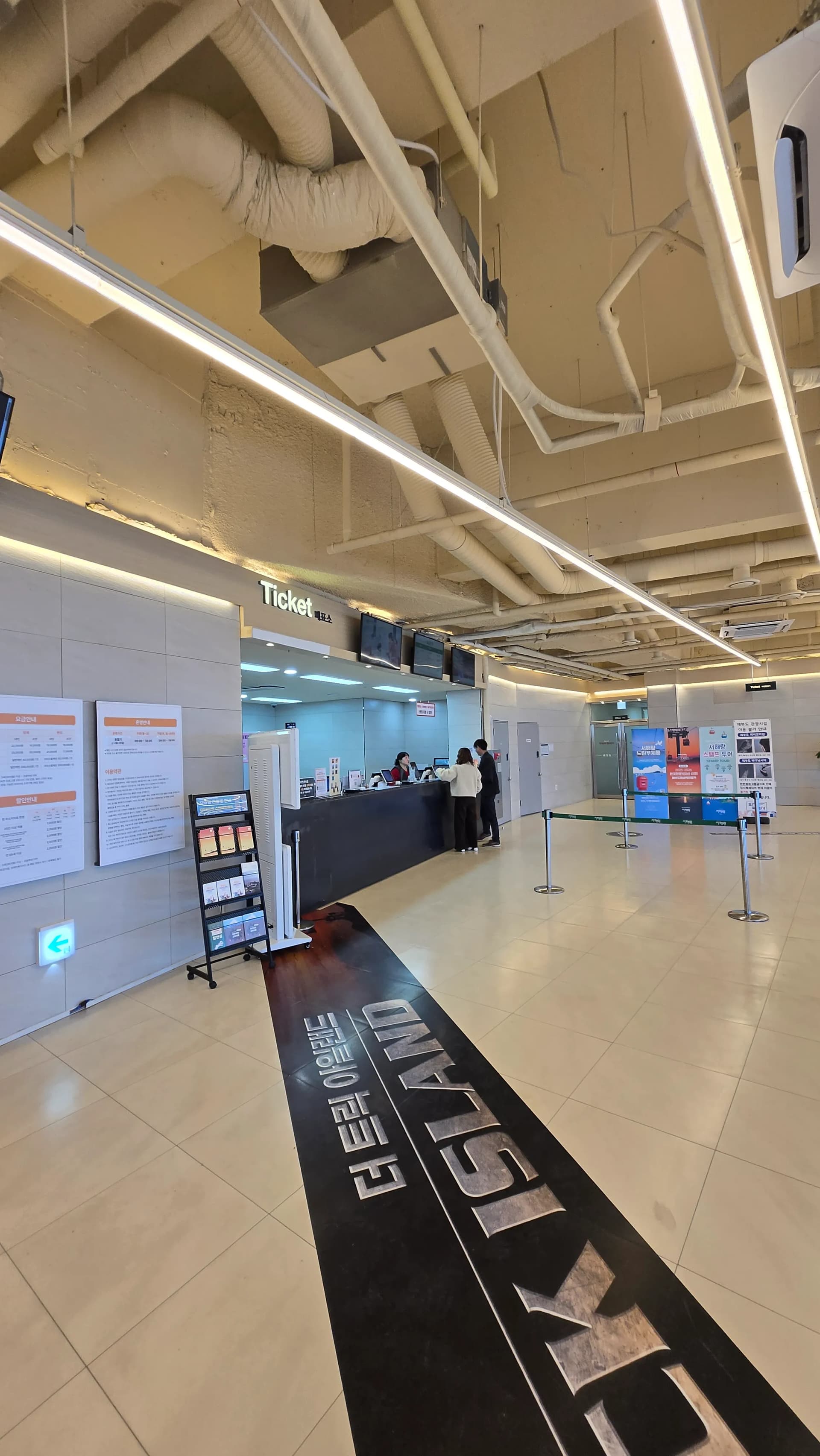 Ihhovisi lamathikithi ngaphakathi kanye nophahla oluphakeme | 하이제이에스비