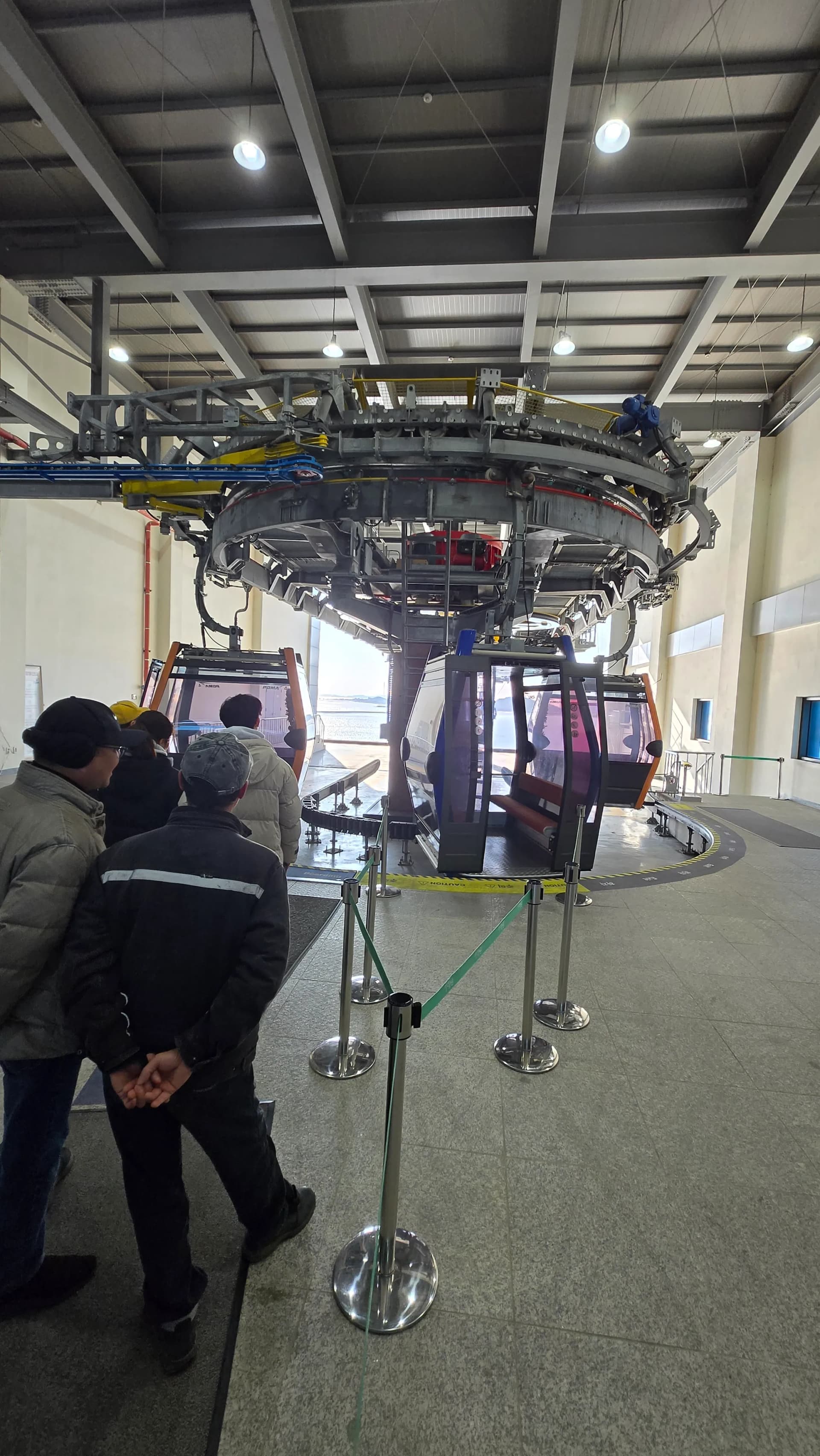 I-cabin ye-cable car ifika esiteshini futhi singena | 하이제이에스비