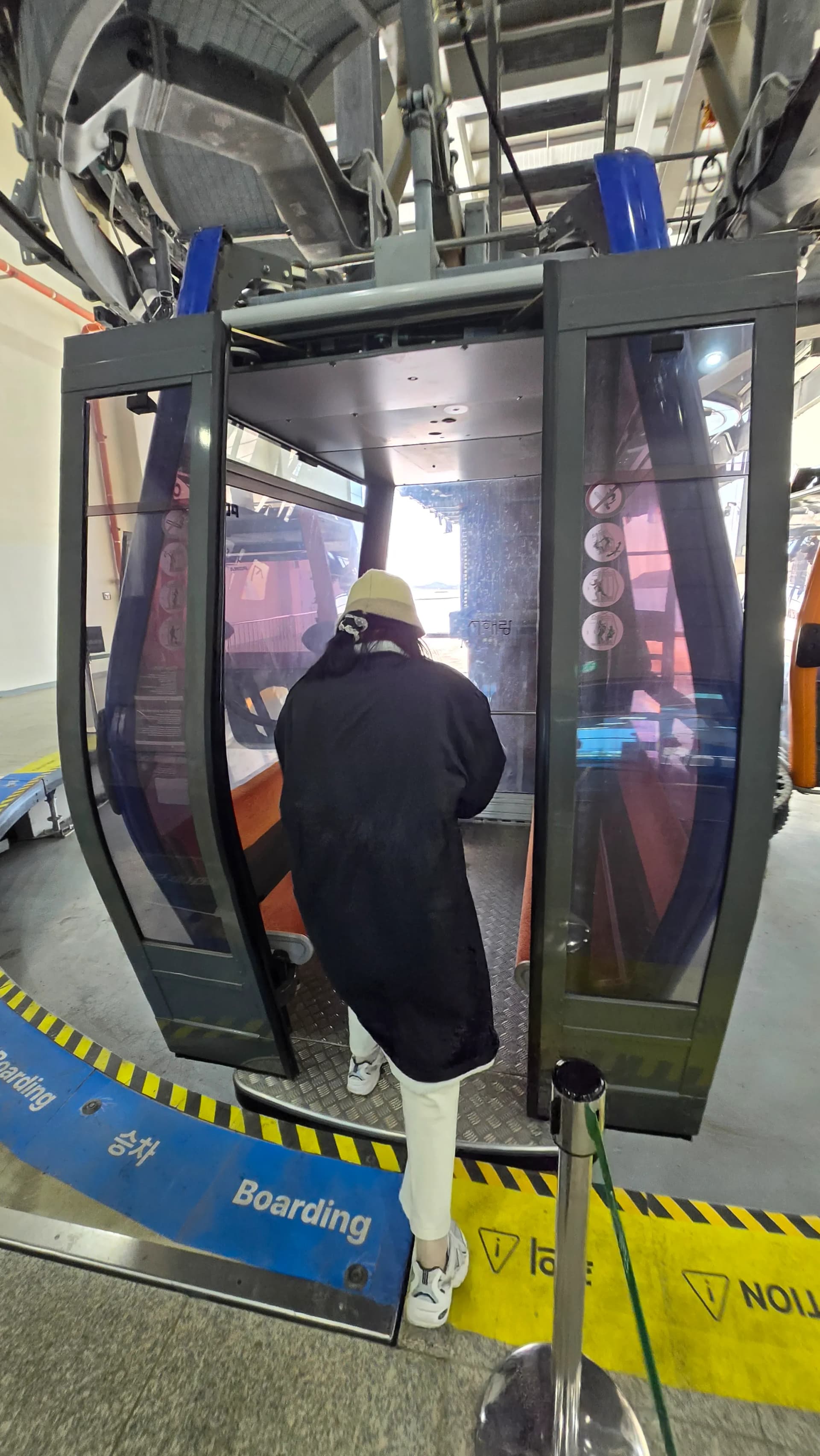 Umnyango we-cabin uvuleka futhi singena | 하이제이에스비