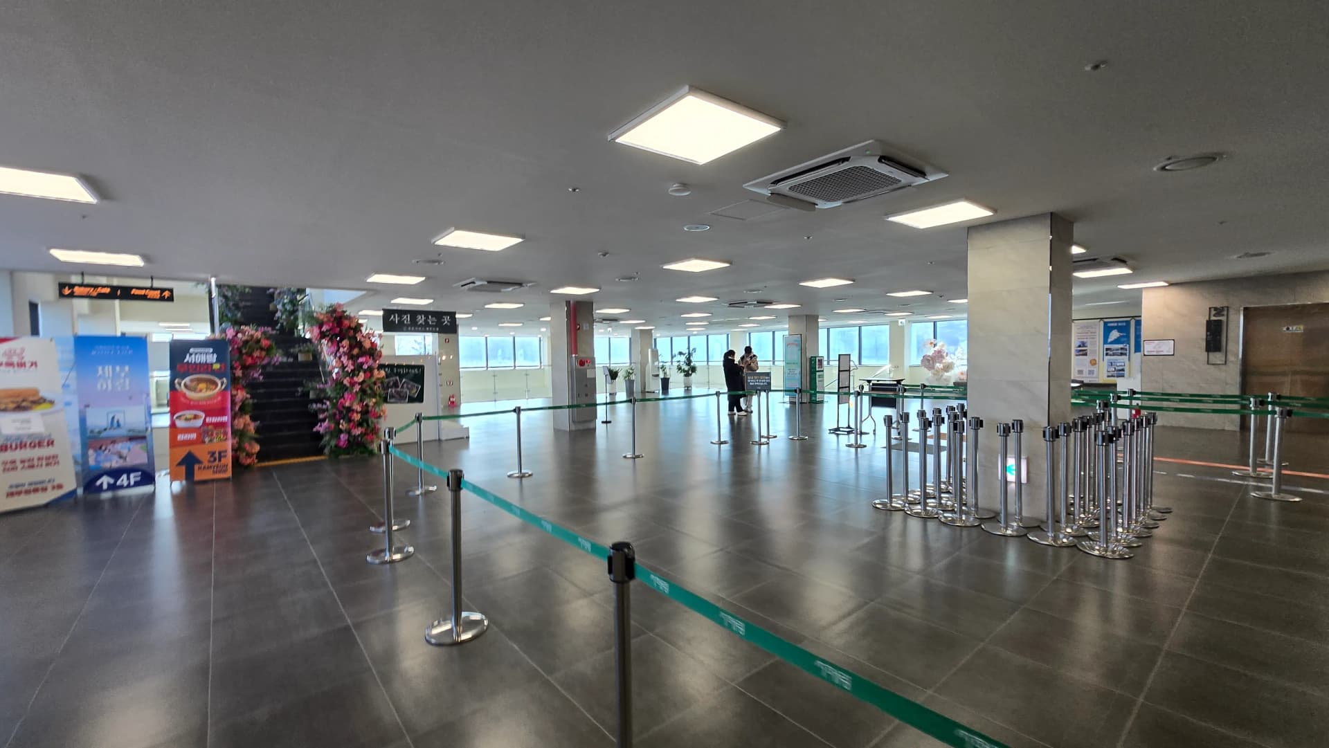 Ukufika esiteshini se-cable car esiqhingini | 하이제이에스비