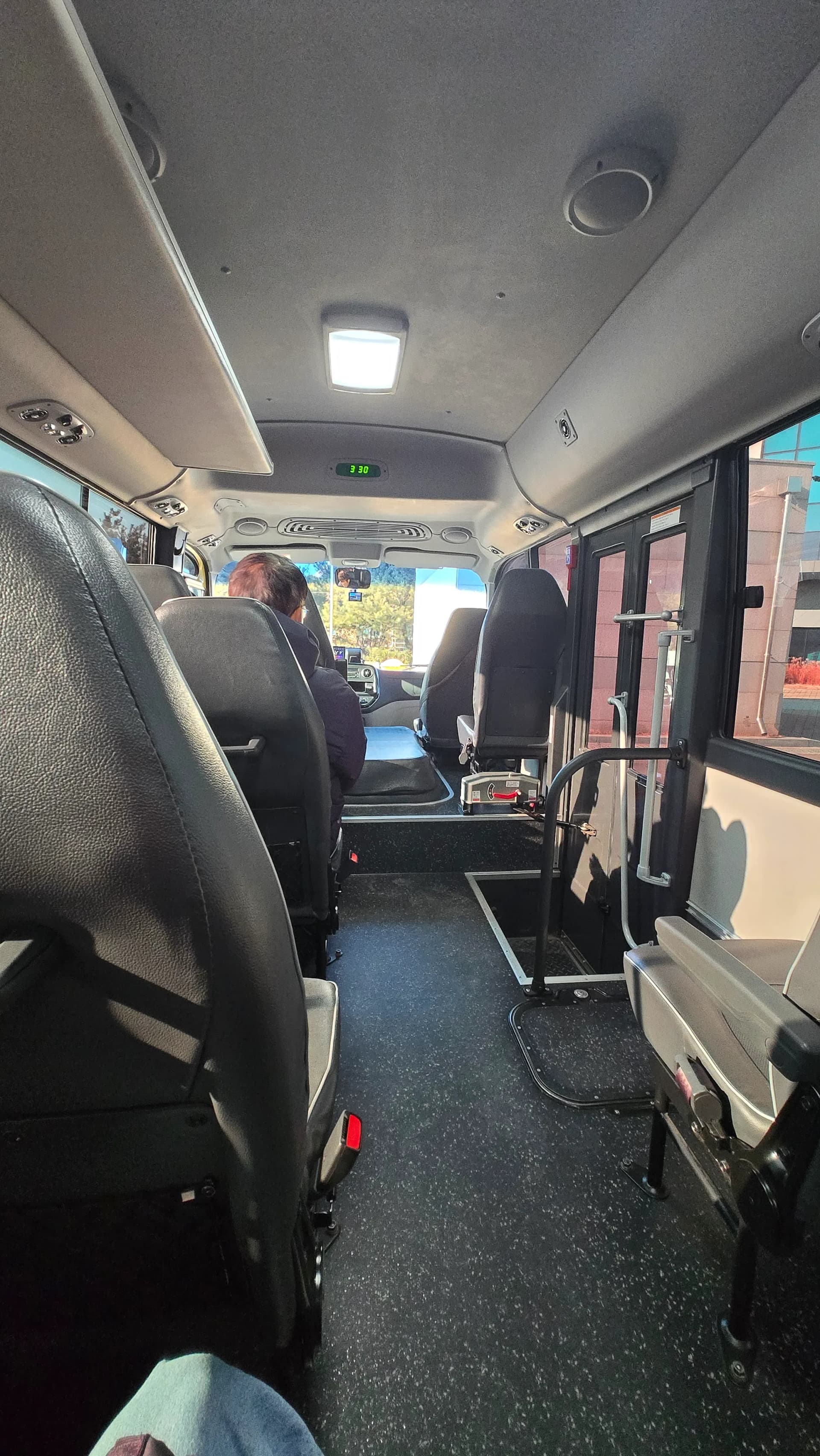 Ngaphakathi kwebhasi lamahhala nezihlalo | 하이제이에스비