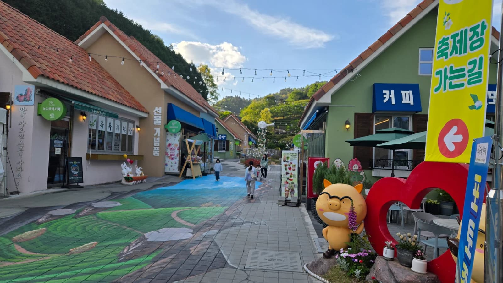 보성 녹차밭 입구 프로방스풍 파스텔톤 건물과 기념품 가게 거리
