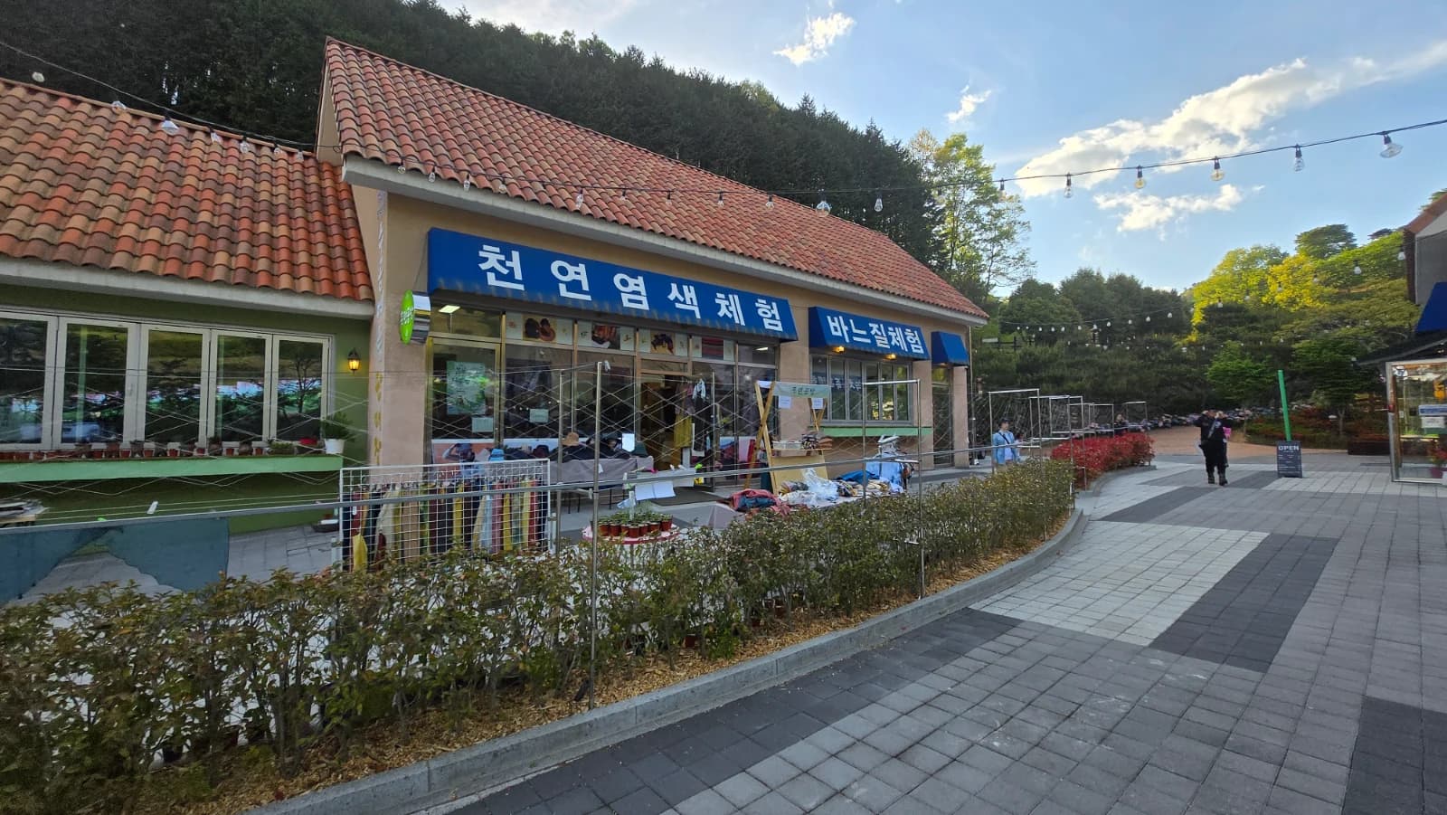 목련공방 녹차 베개와 천연 염료 옷가지 진열