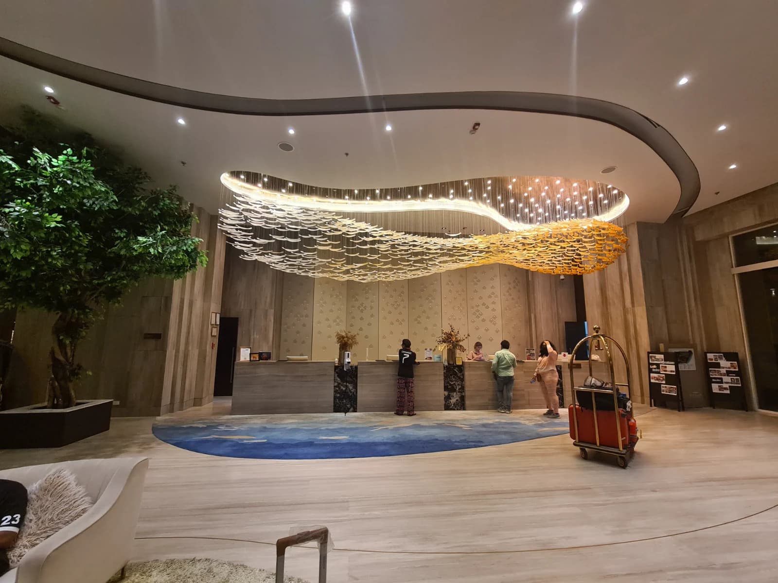 Divalux Resort 로비 천장 장식과 고급스러운 조명 전경